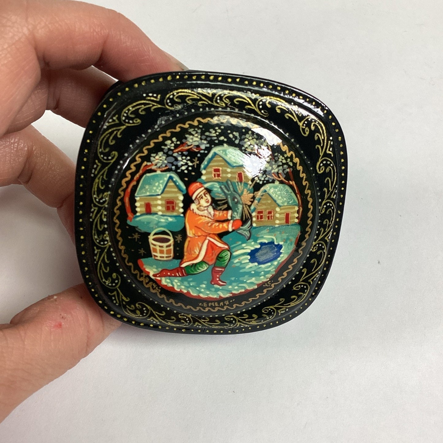 Russian Lacquer Hand-Painted Papier Mache Signed Trinket Box