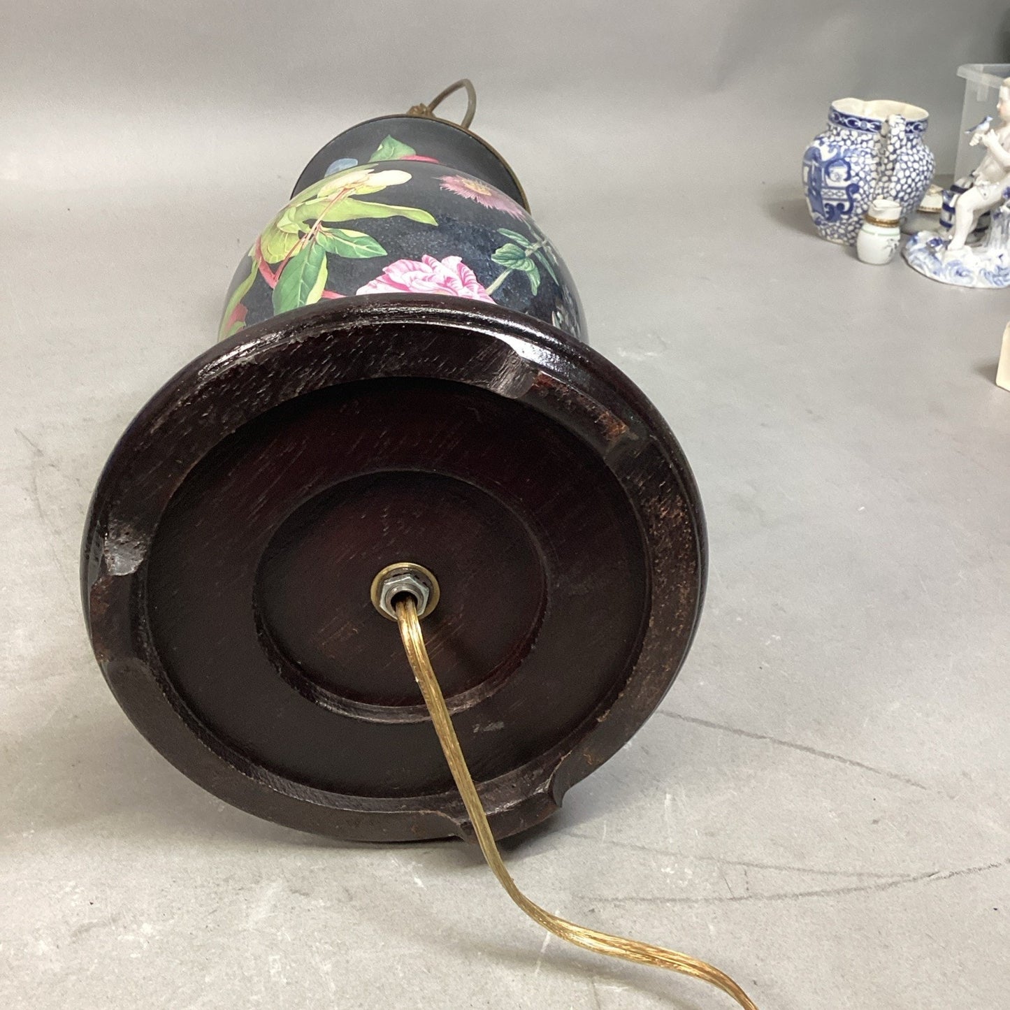 Vintage 29.5” Table Lamp With Flowers And Butterflies