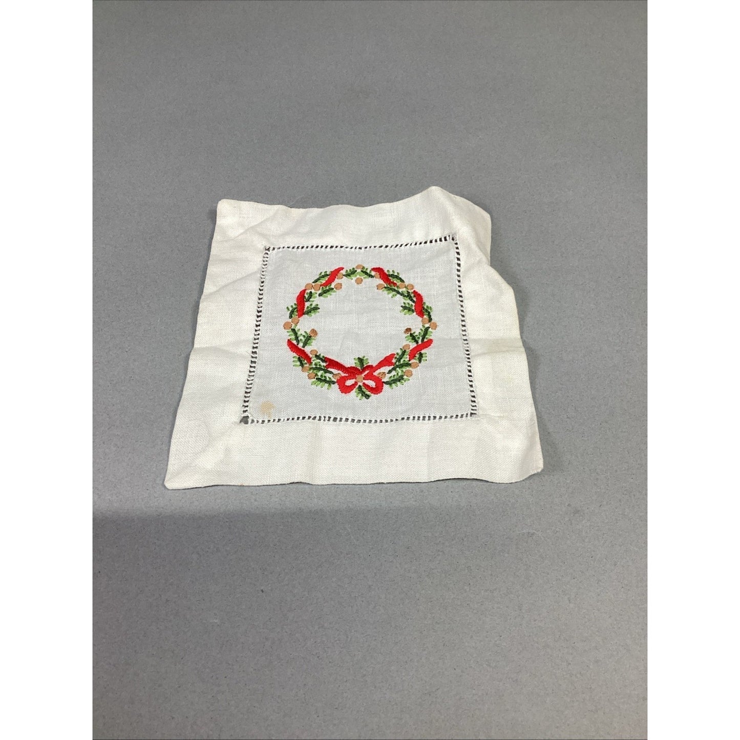 Vintage Embroidered Christmas Wreath Pocket Square Handkerchief- 5.75x5.5”
