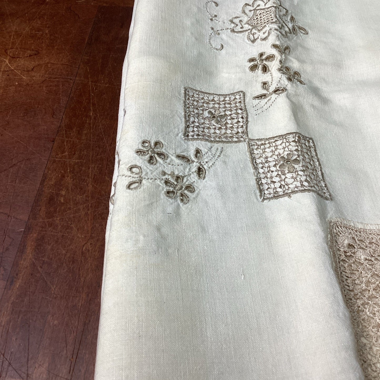 Vintage Floral Linen Tablecloth W/ 6 Linen Napkins - Embroidered Flowers Set