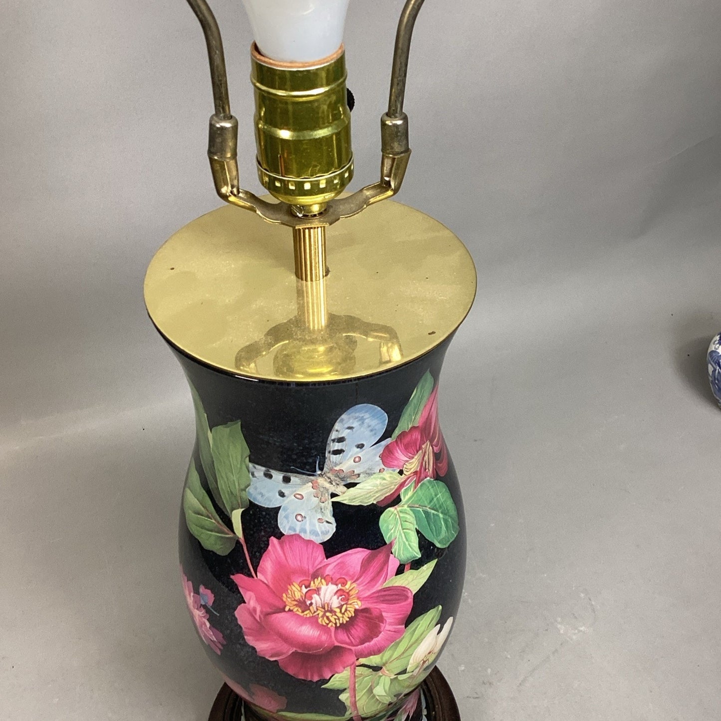 Vintage 29.5” Table Lamp With Flowers And Butterflies