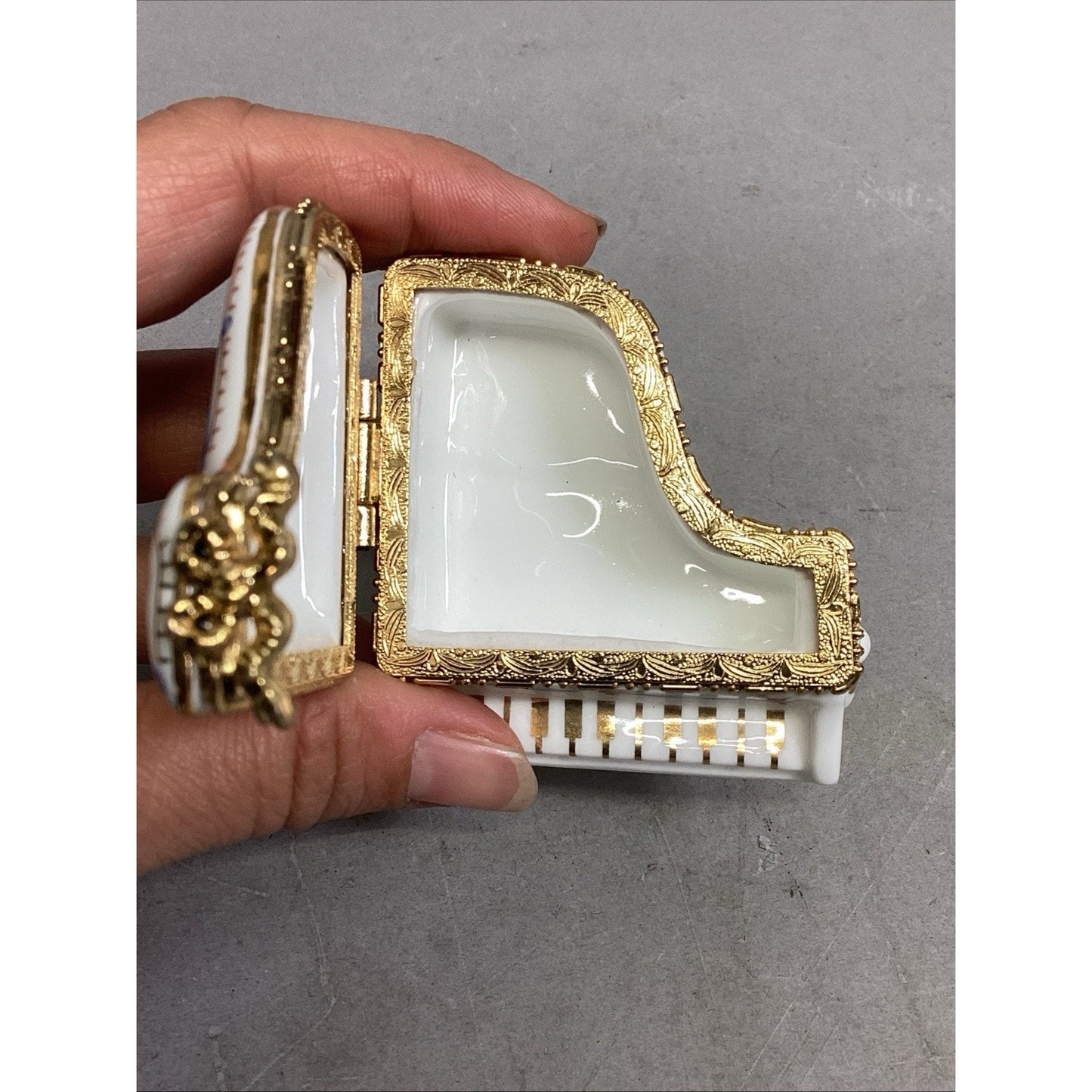 Lefton China 1997 #11176 - Piano Hinged Trinket Box Pink Flowers