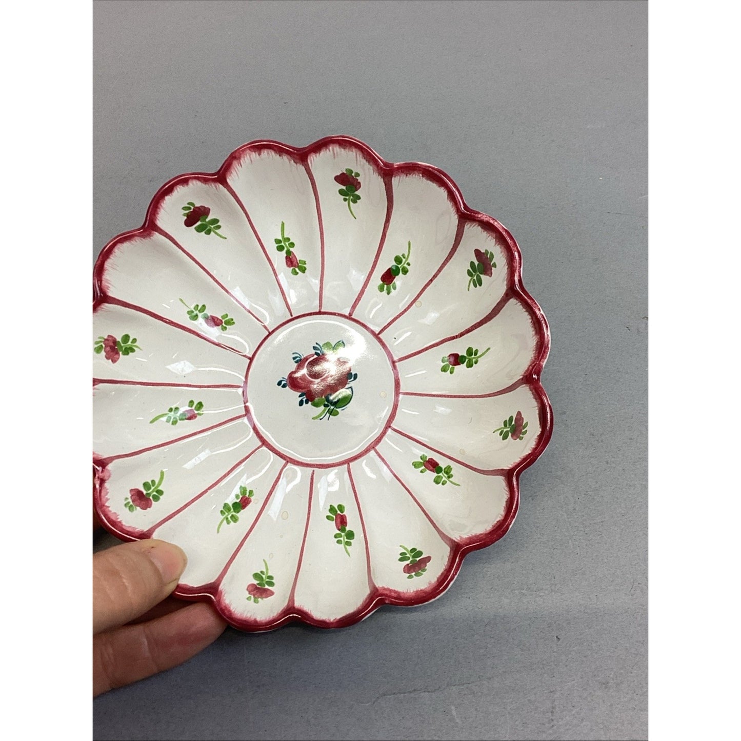 VINTAGE GMUNDNER KERAMIK AUSTRIA Rose Floral Streublumen Scalloped Bowl #040-2