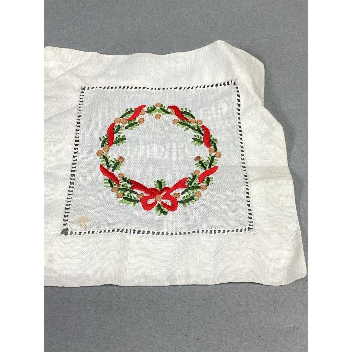 Vintage Embroidered Christmas Wreath Pocket Square Handkerchief- 5.75x5.5”