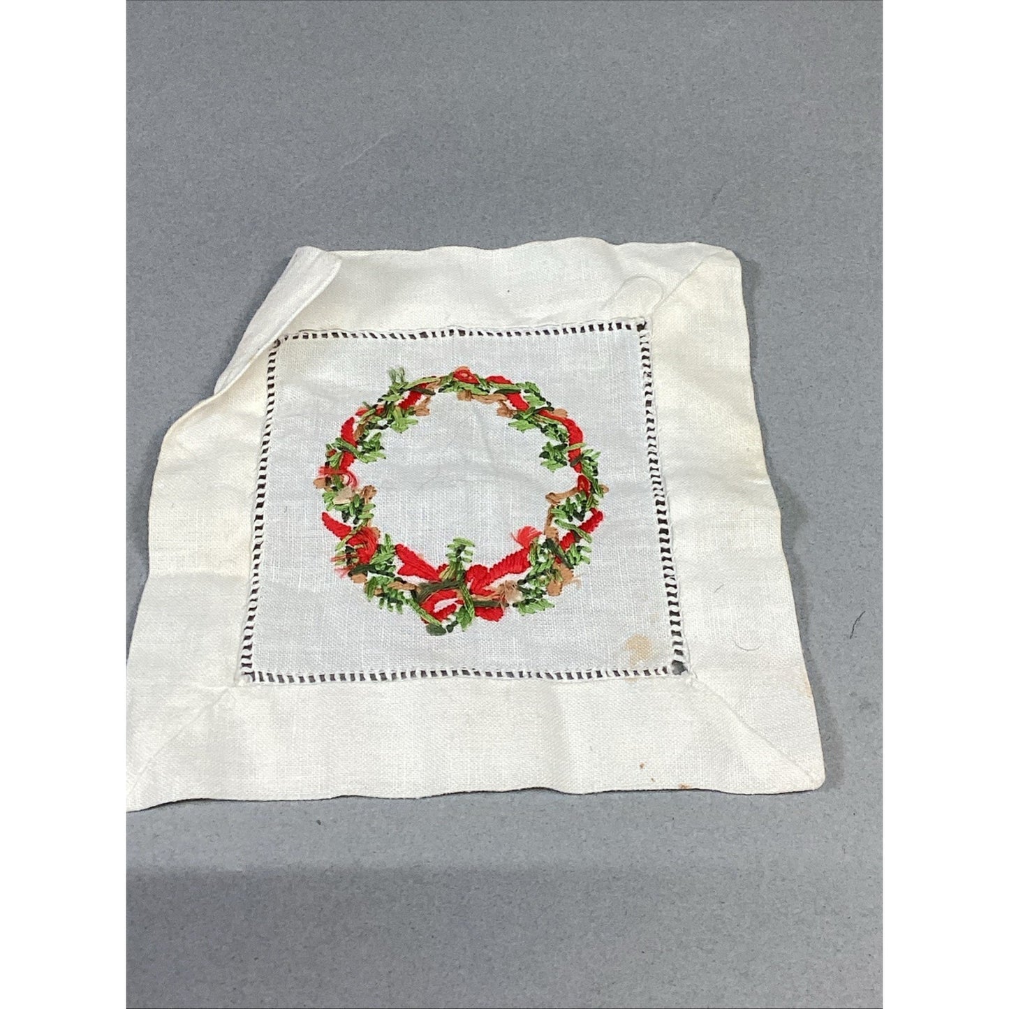 Vintage Embroidered Christmas Wreath Pocket Square Handkerchief- 5.75x5.5”