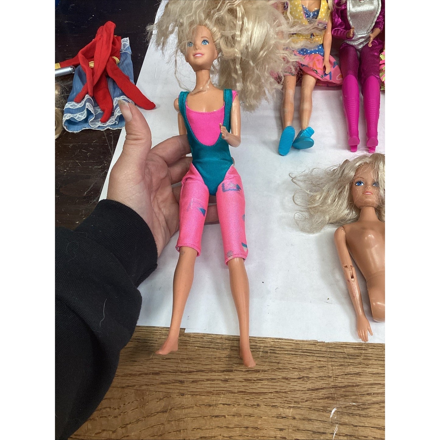 VTG 7 Barbie & Skipper Dolls W/ 39 Clothes & 11 Accessories + 1983 Pink Gear Box