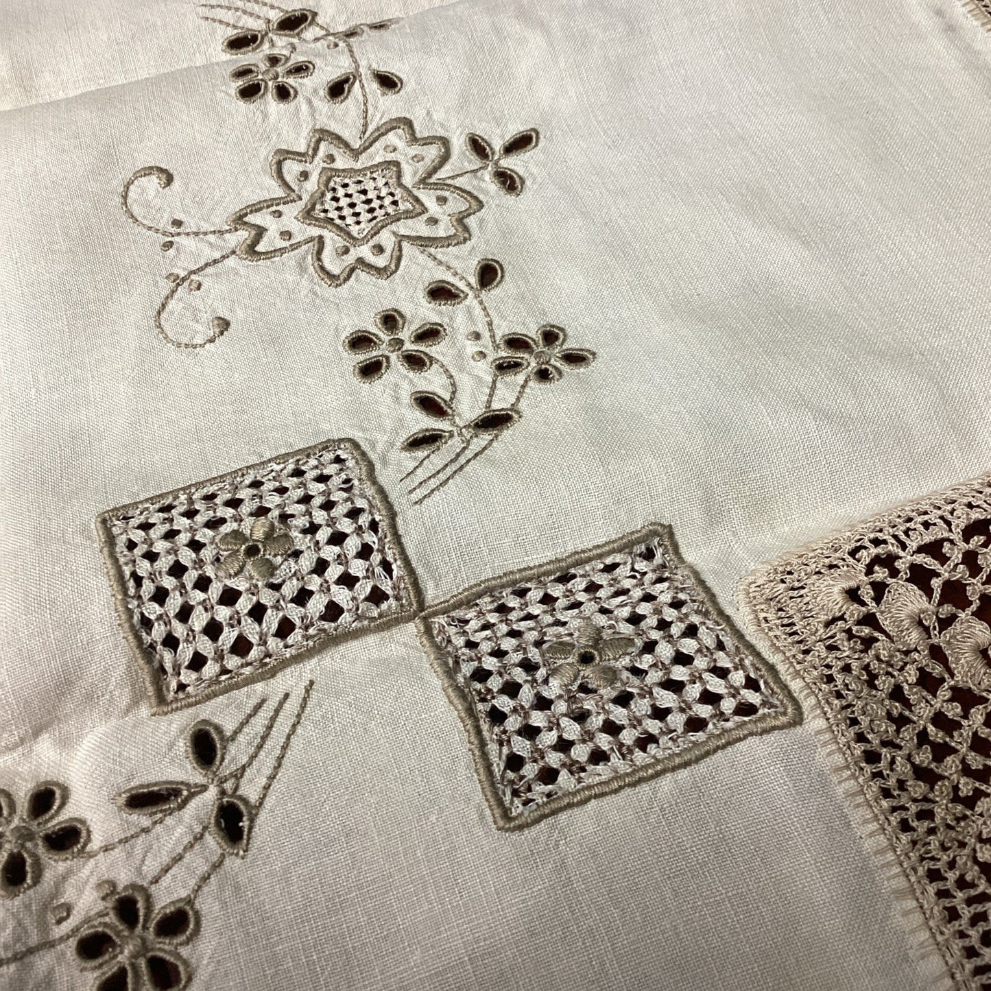 Vintage Floral Linen Tablecloth W/ 6 Linen Napkins - Embroidered Flowers Set