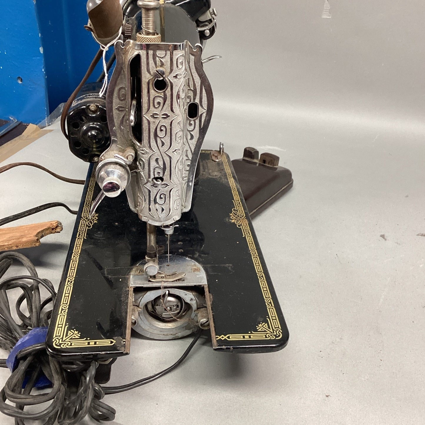 Vintage Good Housekeeper Deluxe Sewing Machine With Pedal And Lightbulb
