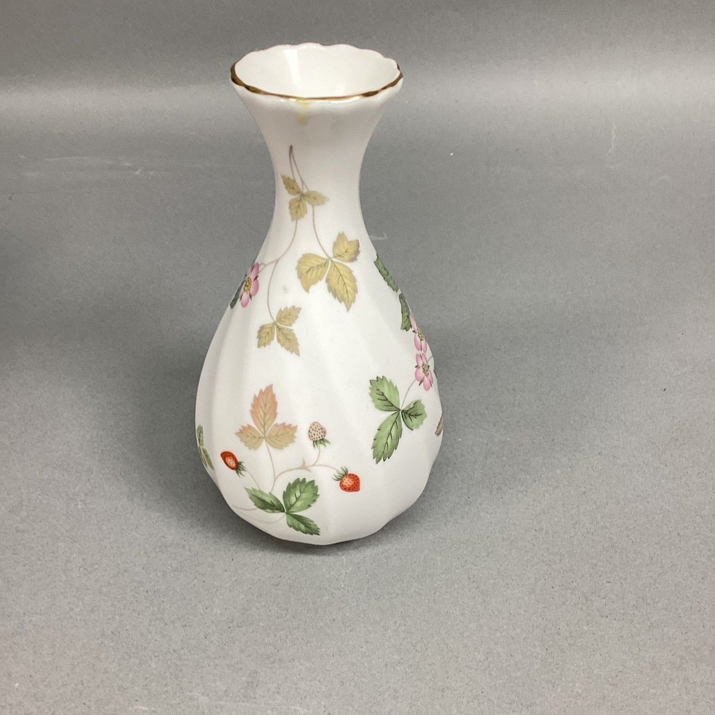 Vintage Wedgwood Bone China Wild Strawberry Bud Vase - 5 3/8”H - Made In England