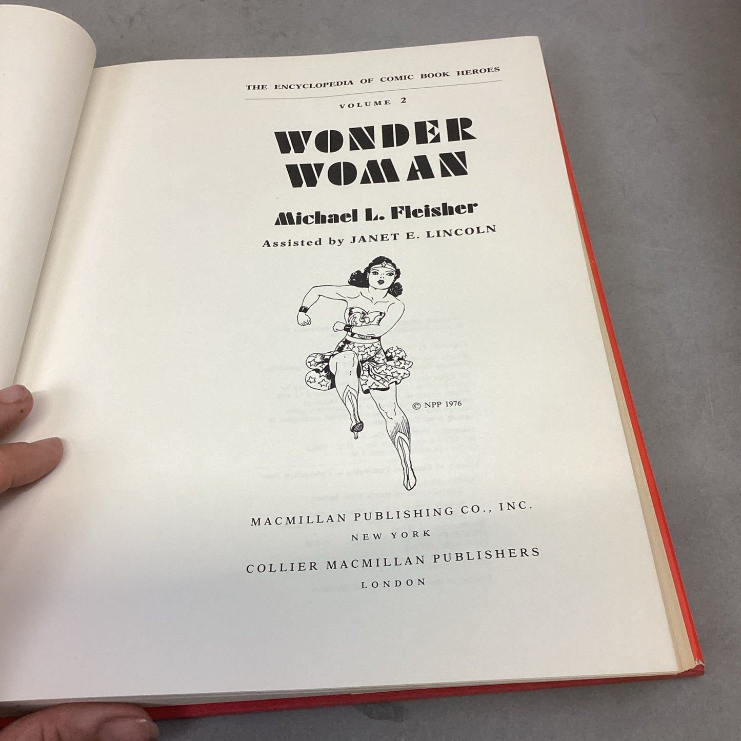 The Encyclopedia of Comic Book Heroes - 500 Entries - 1976 - Hardcover - 253 Pgs