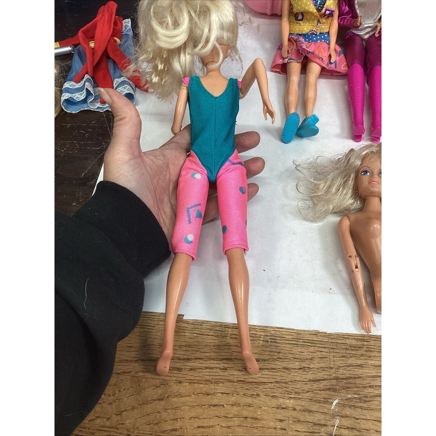 VTG 7 Barbie & Skipper Dolls W/ 39 Clothes & 11 Accessories + 1983 Pink Gear Box