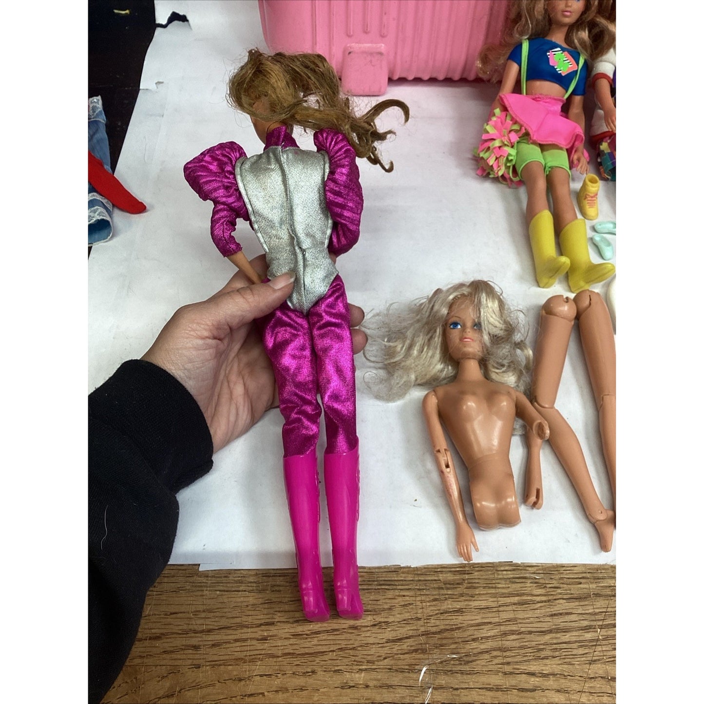 VTG 7 Barbie & Skipper Dolls W/ 39 Clothes & 11 Accessories + 1983 Pink Gear Box