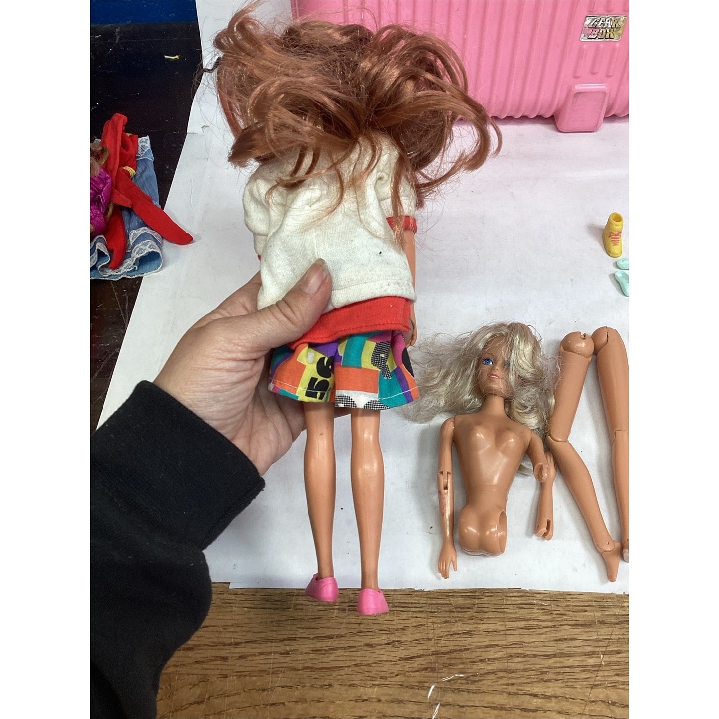 VTG 7 Barbie & Skipper Dolls W/ 39 Clothes & 11 Accessories + 1983 Pink Gear Box