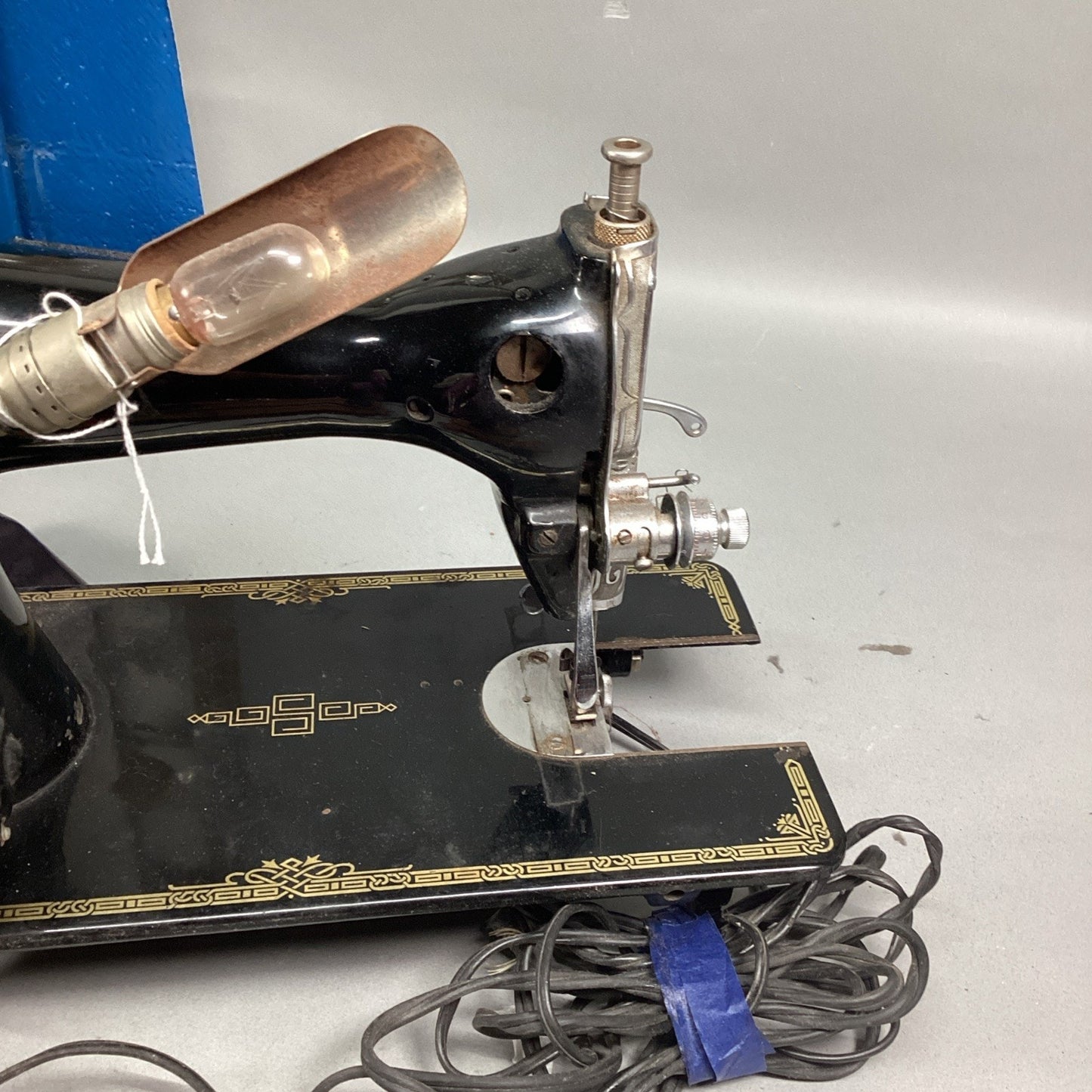 Vintage Good Housekeeper Deluxe Sewing Machine With Pedal And Lightbulb
