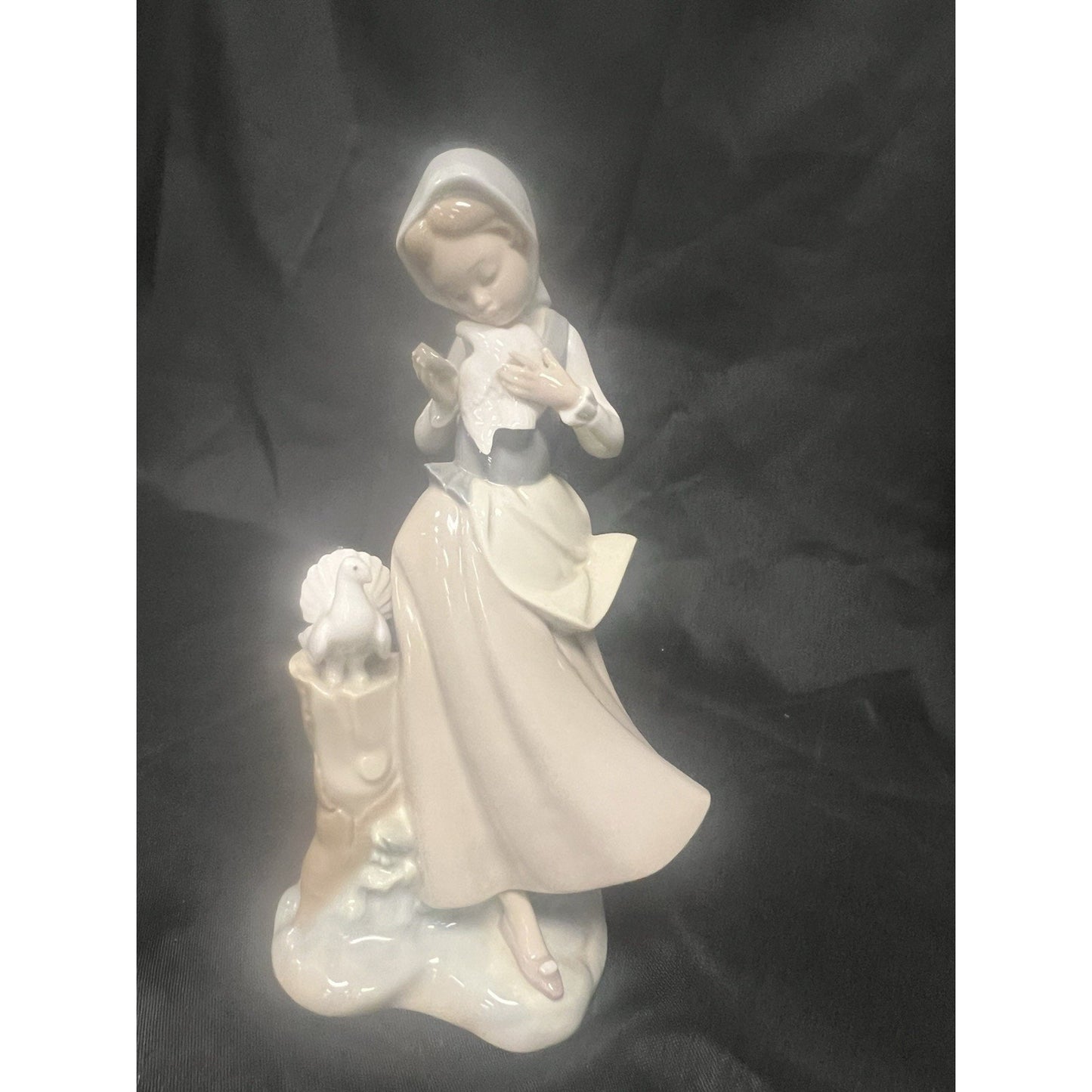 Retired Lladro #4915 Girl with Pigeons Figurine - Gloss Finish. Gently Used