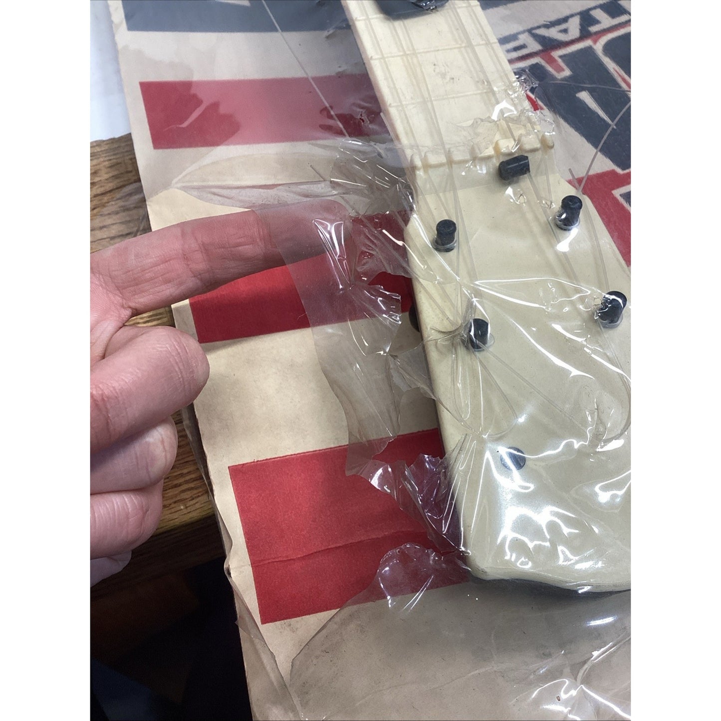 ELVIS PRESLEY TOY GUITAR LAPIN 1984 - NOS