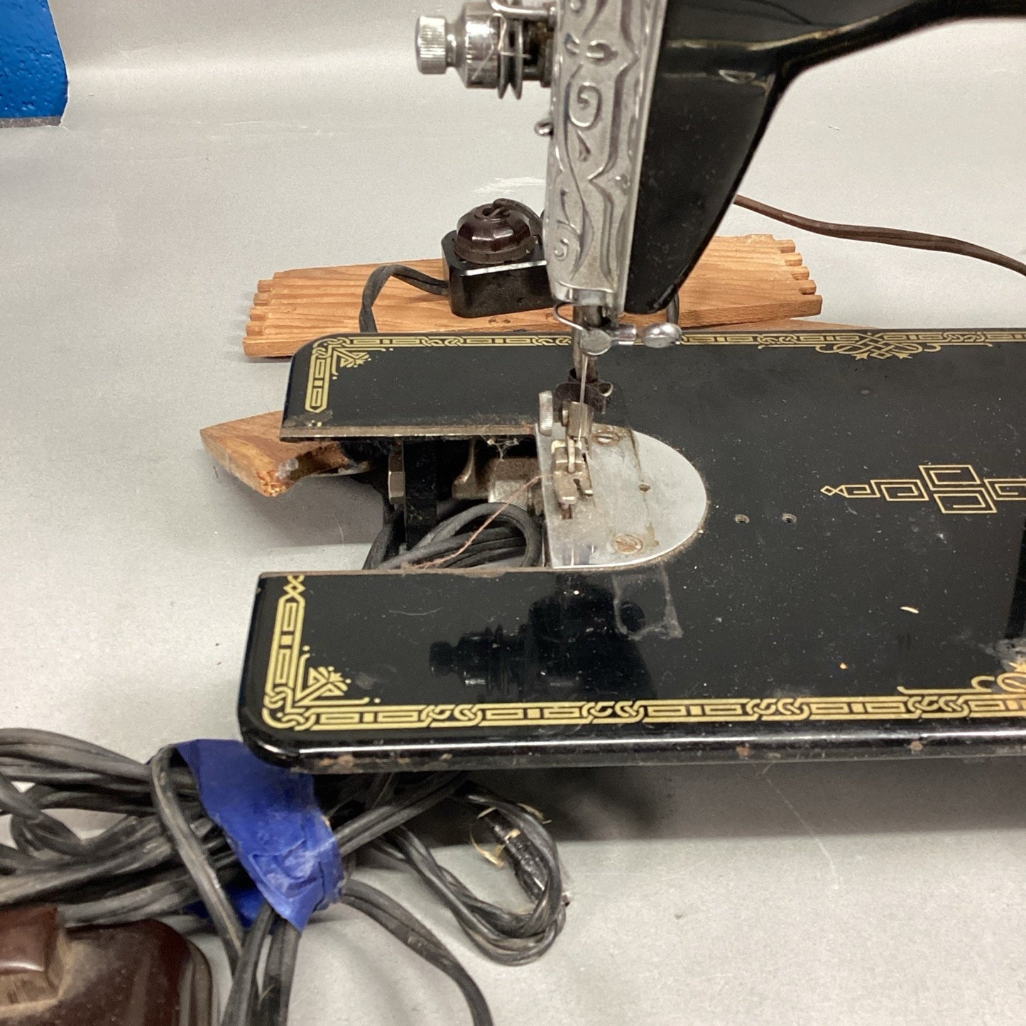 Vintage Good Housekeeper Deluxe Sewing Machine With Pedal And Lightbulb