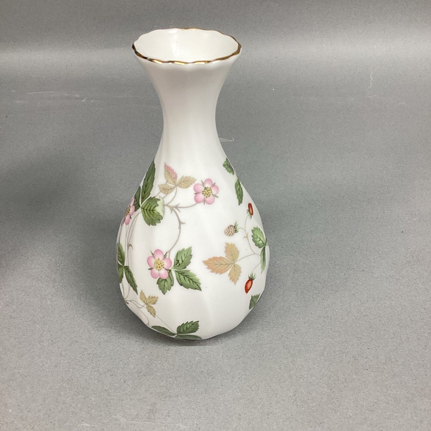 Vintage Wedgwood Bone China Wild Strawberry Bud Vase - 5 3/8”H - Made In England