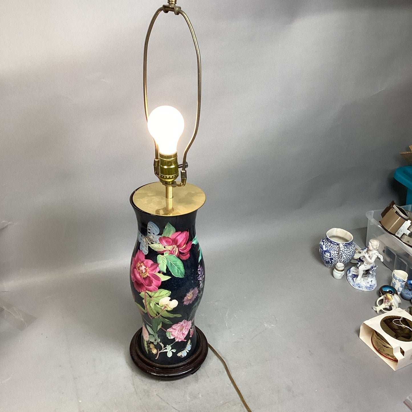 Vintage 29.5” Table Lamp With Flowers And Butterflies
