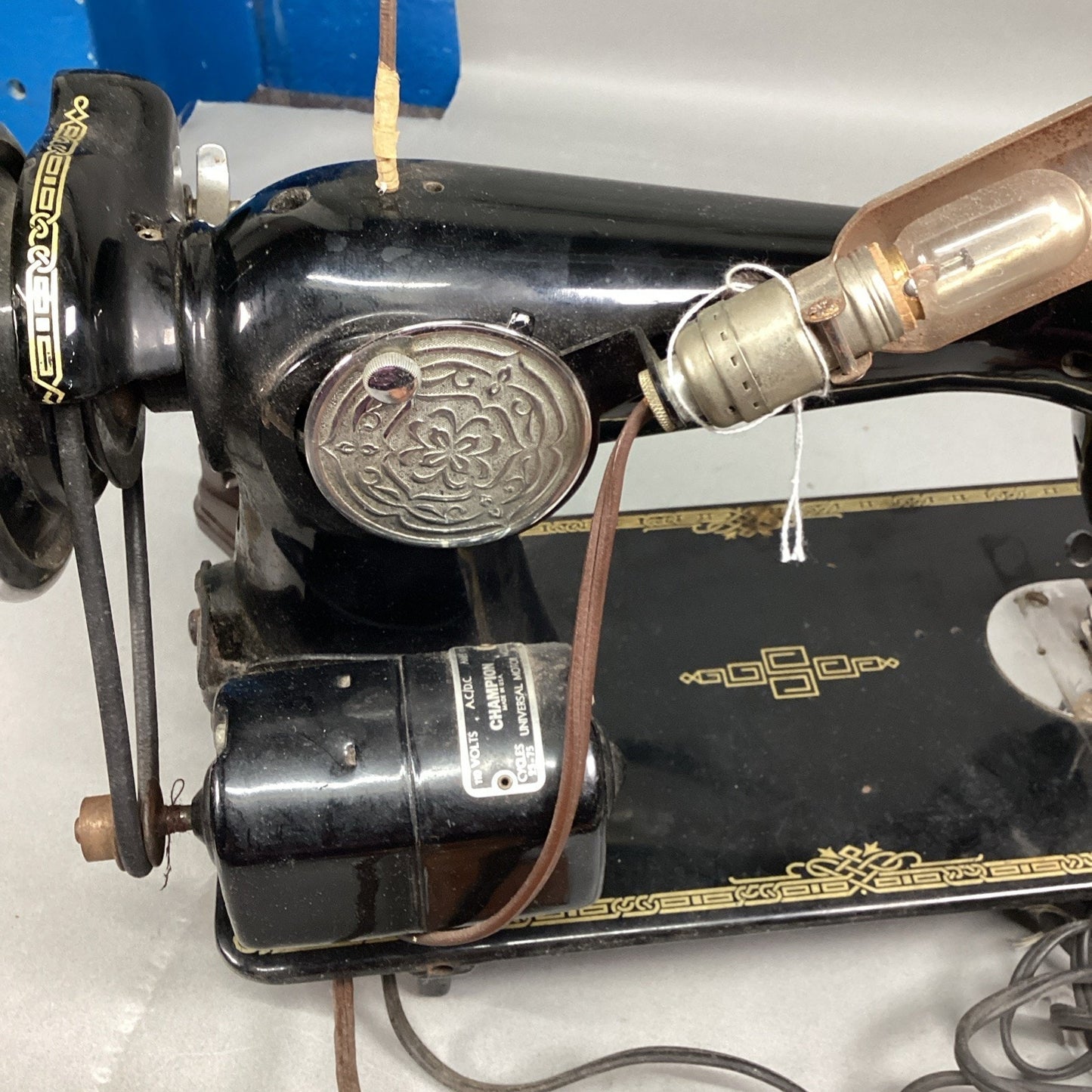 Vintage Good Housekeeper Deluxe Sewing Machine With Pedal And Lightbulb