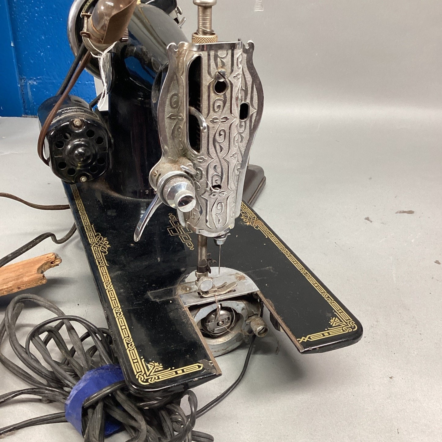 Vintage Good Housekeeper Deluxe Sewing Machine With Pedal And Lightbulb