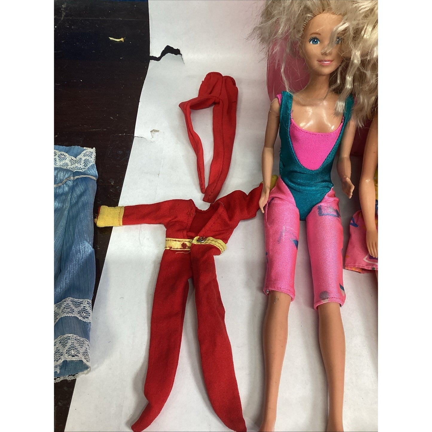 VTG 7 Barbie & Skipper Dolls W/ 39 Clothes & 11 Accessories + 1983 Pink Gear Box