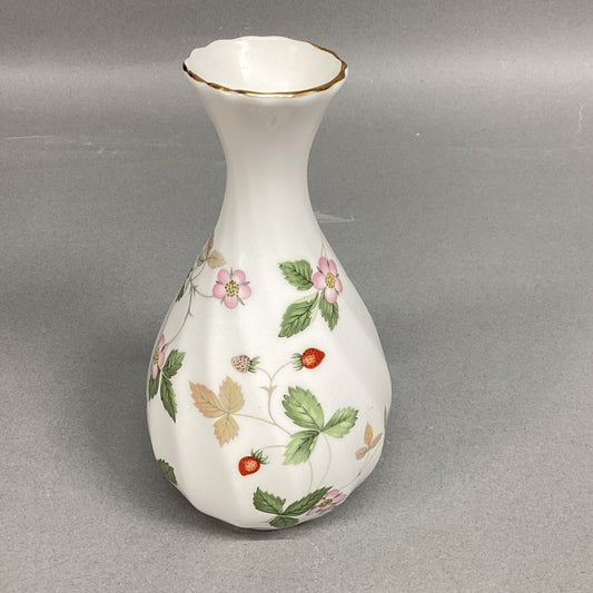 Vintage Wedgwood Bone China Wild Strawberry Bud Vase - 5 3/8”H - Made In England