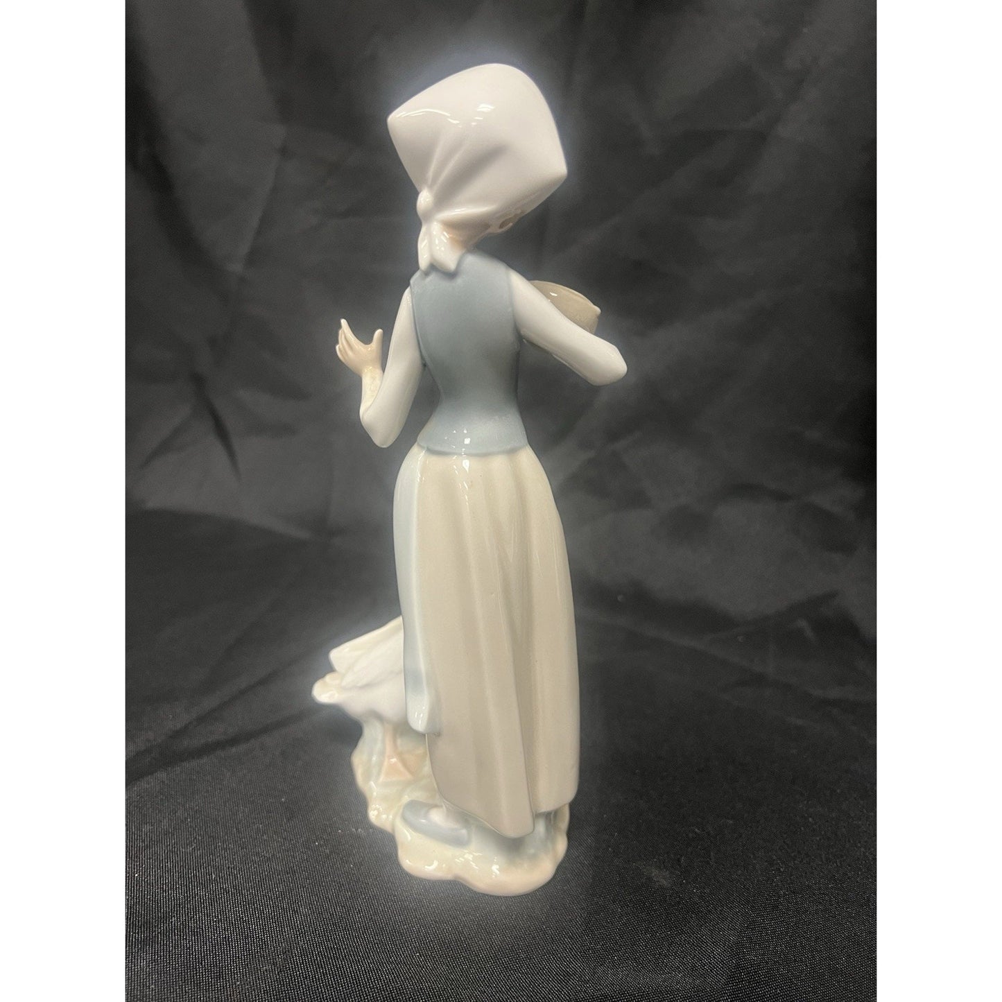 Lladro #1052 Girl Feeding Goose Duck Porcelain Figurine