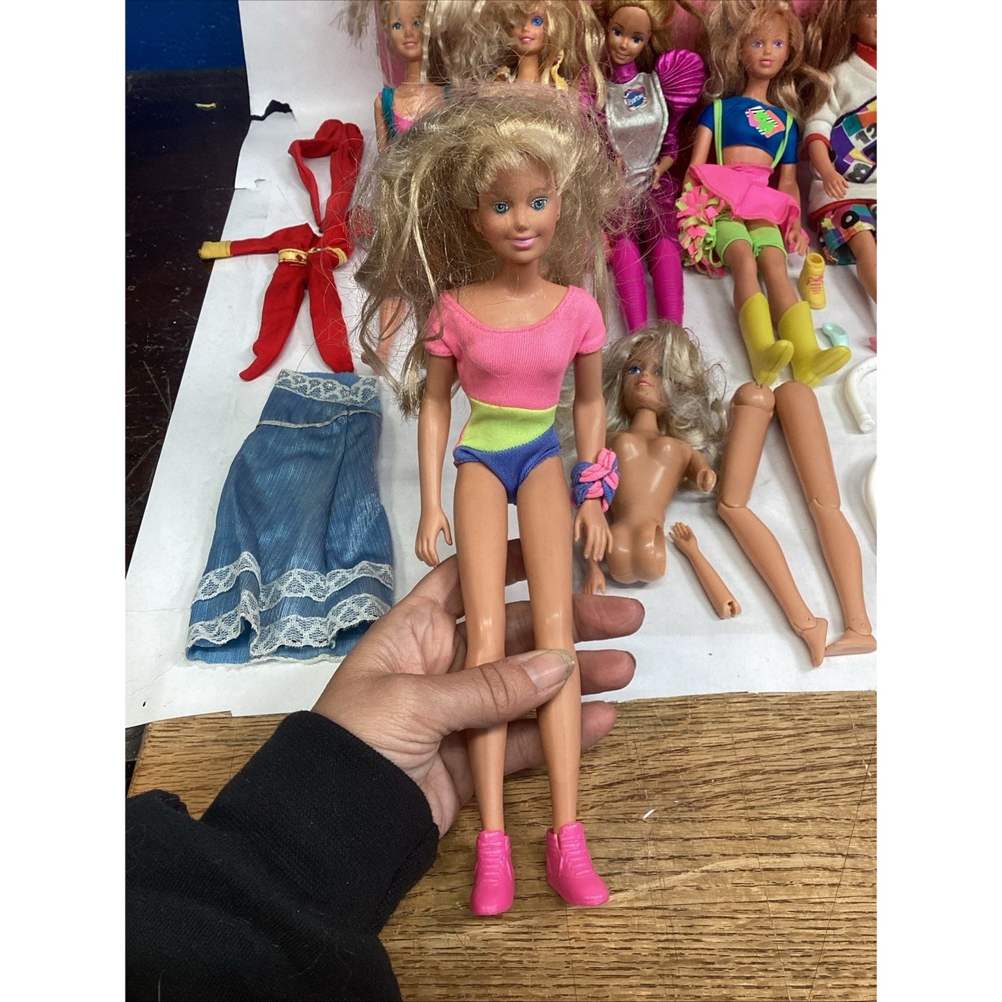 VTG 7 Barbie & Skipper Dolls W/ 39 Clothes & 11 Accessories + 1983 Pink Gear Box
