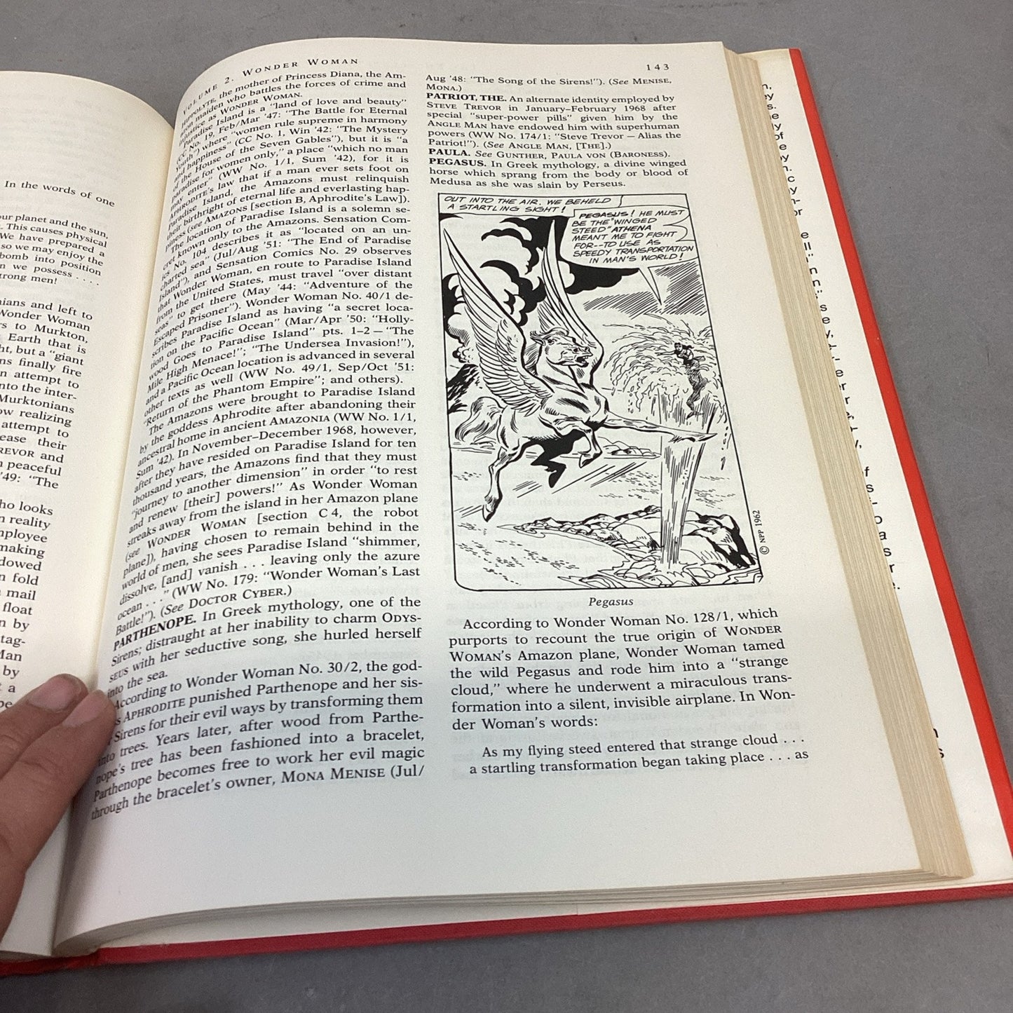 The Encyclopedia of Comic Book Heroes - 500 Entries - 1976 - Hardcover - 253 Pgs