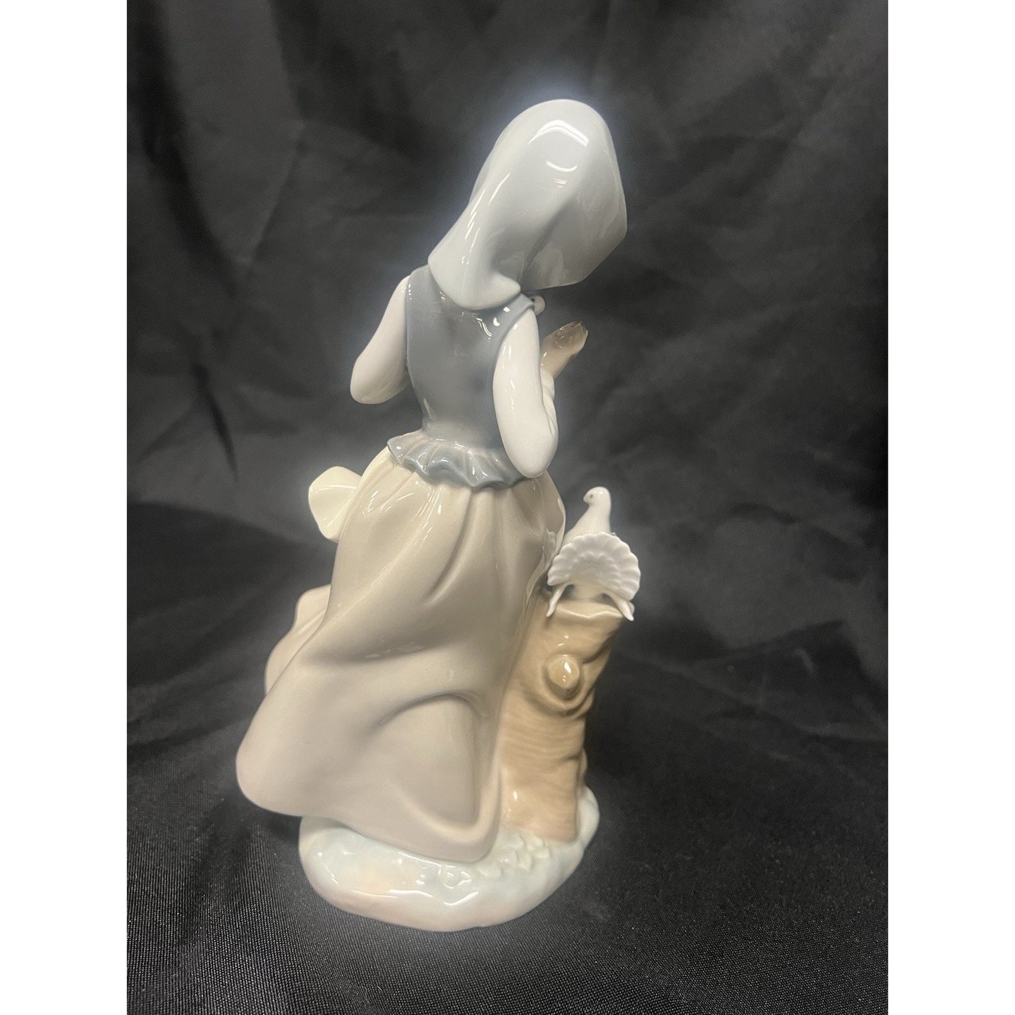 Retired Lladro #4915 Girl with Pigeons Figurine - Gloss Finish. Gently Used