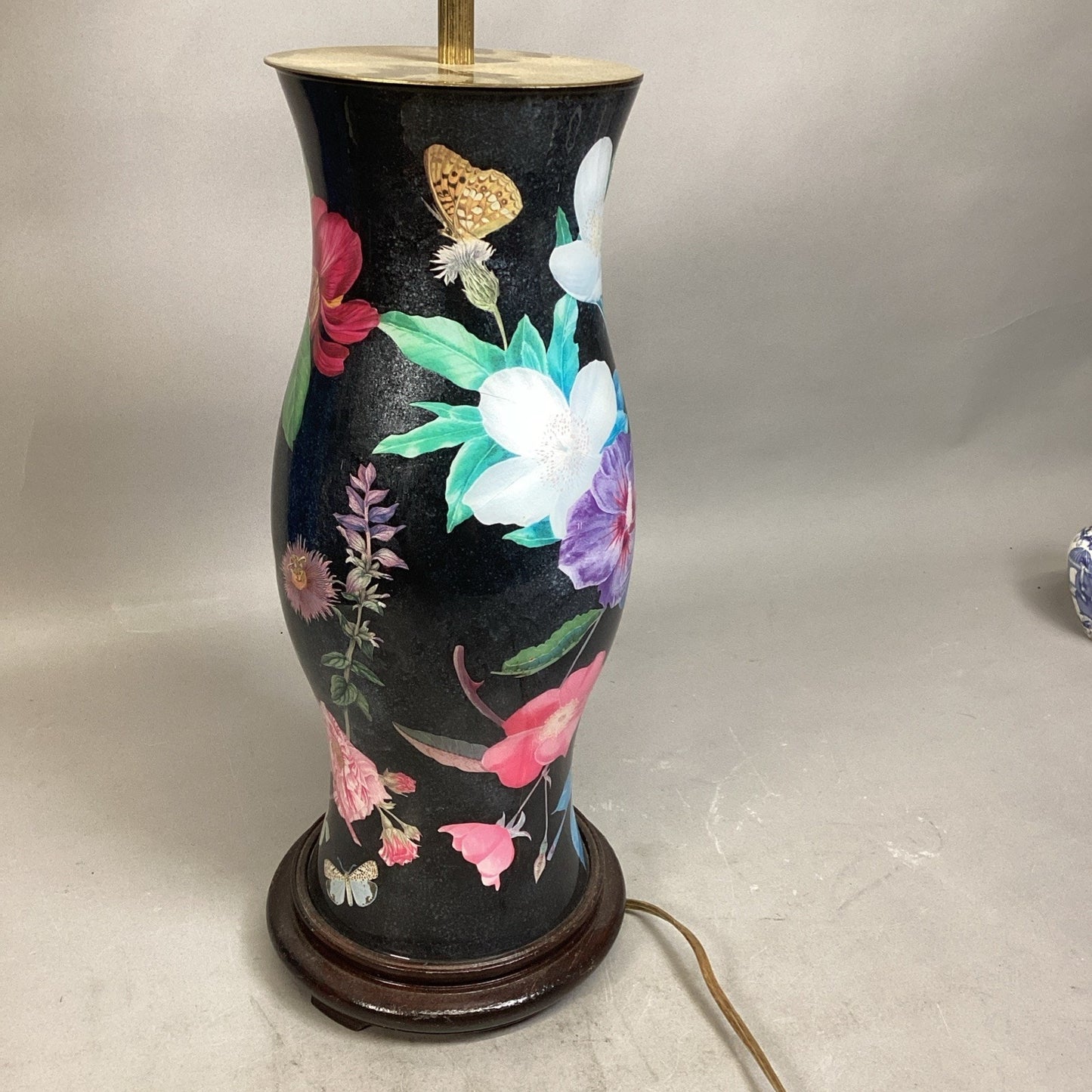 Vintage 29.5” Table Lamp With Flowers And Butterflies