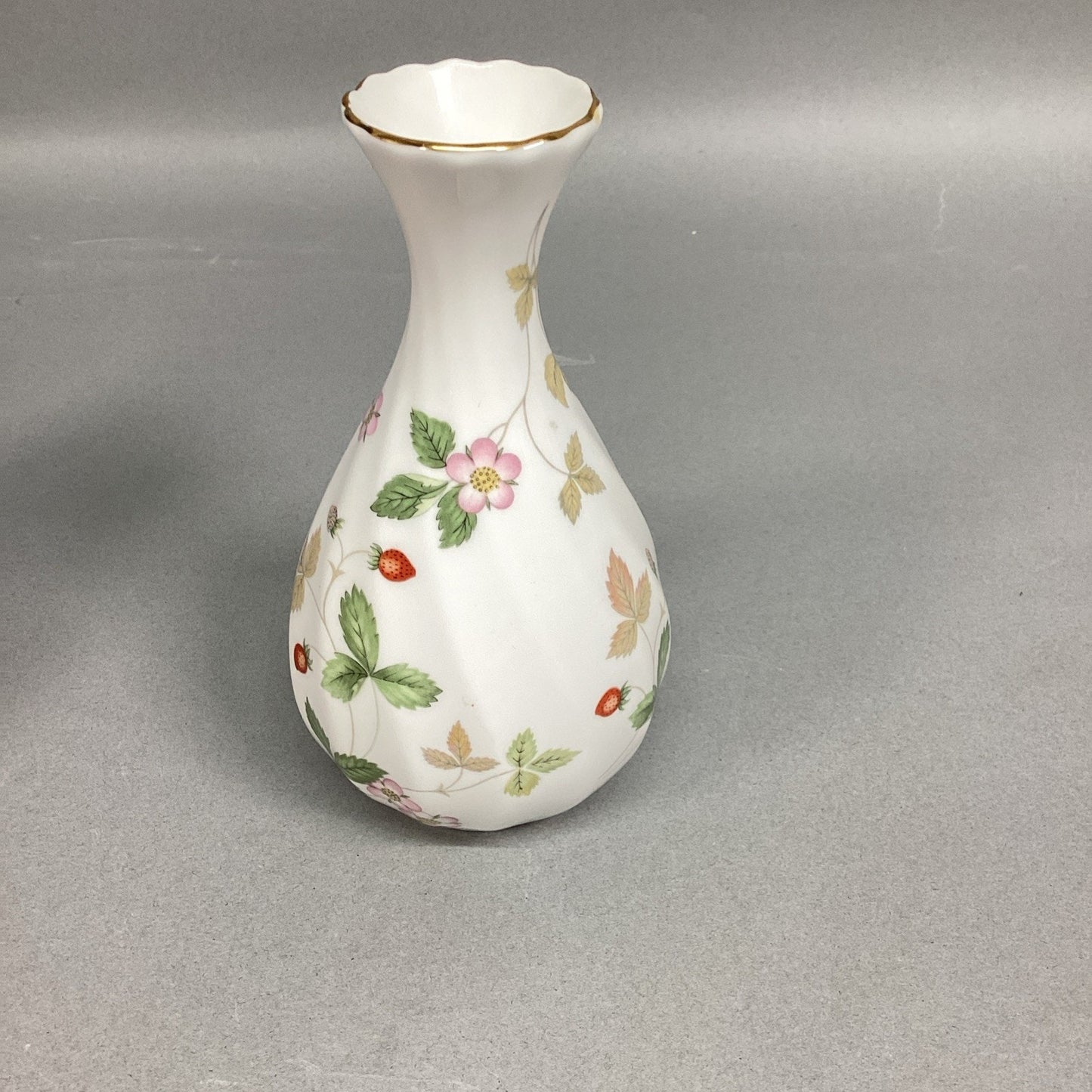 Vintage Wedgwood Bone China Wild Strawberry Bud Vase - 5 3/8”H - Made In England