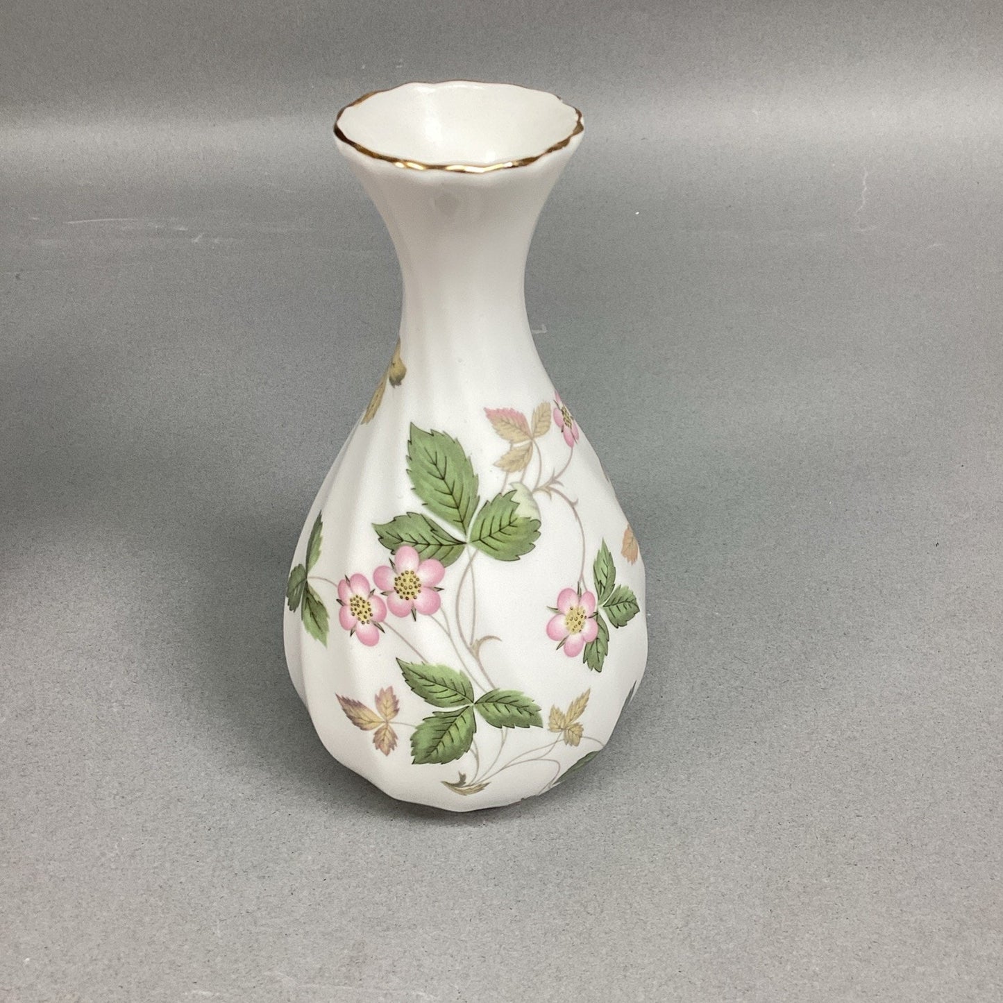 Vintage Wedgwood Bone China Wild Strawberry Bud Vase - 5 3/8”H - Made In England