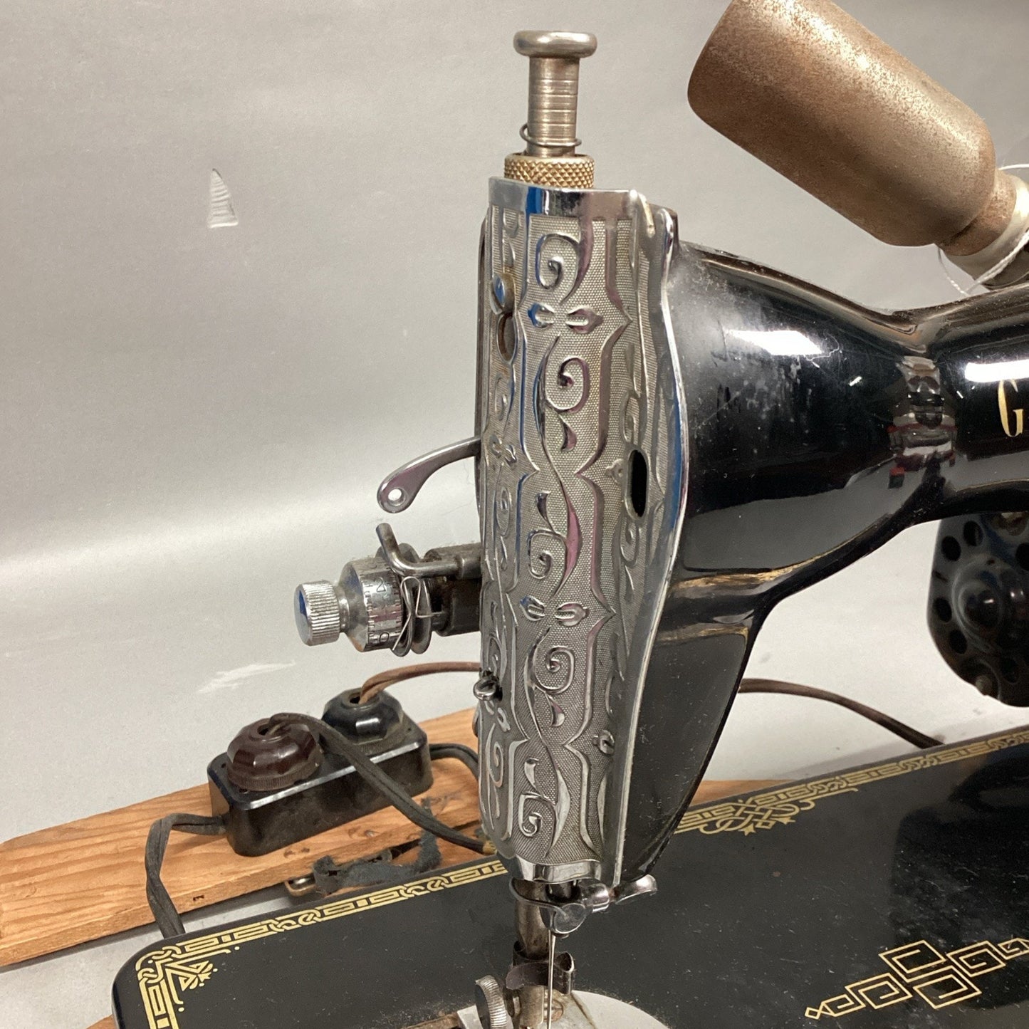 Vintage Good Housekeeper Deluxe Sewing Machine With Pedal And Lightbulb