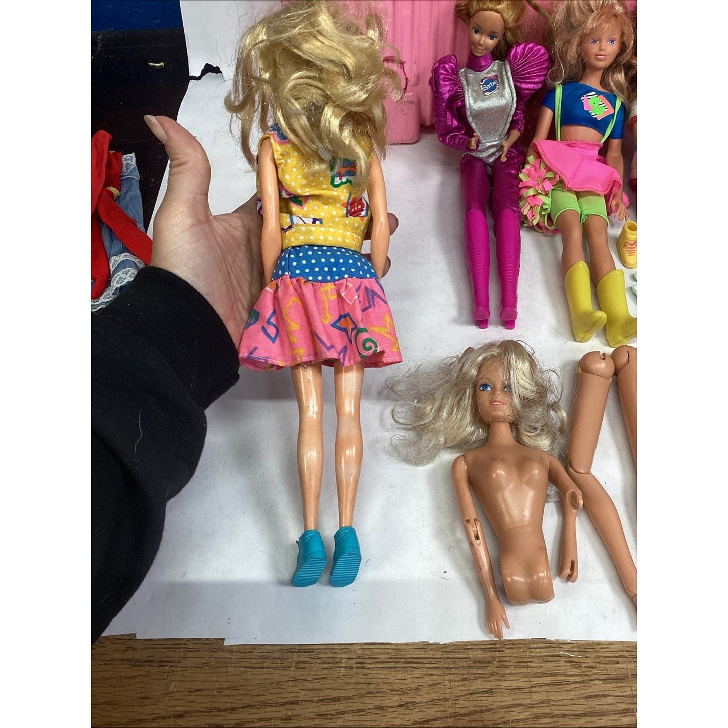 VTG 7 Barbie & Skipper Dolls W/ 39 Clothes & 11 Accessories + 1983 Pink Gear Box