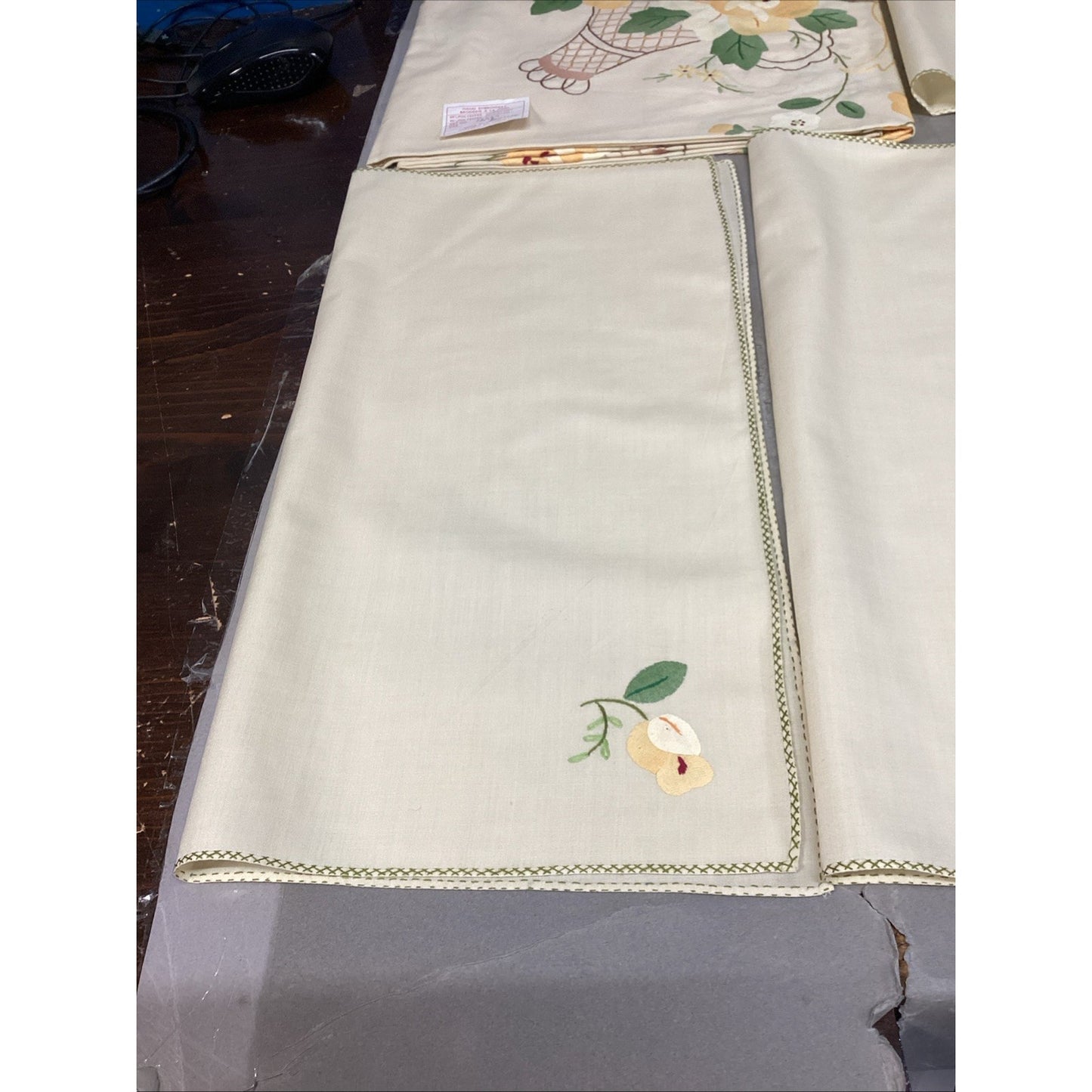 Vintage Hand Embroidery Broderie A La Main Floral Tablecloth & Napkins Set 70x18