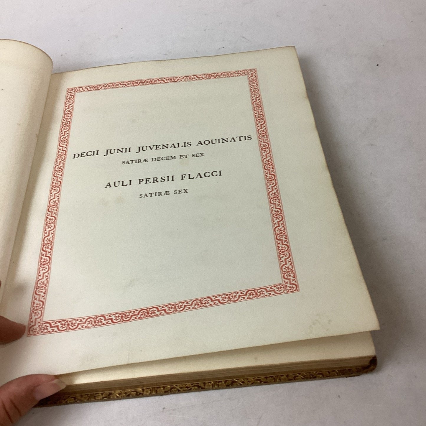 Antique Book - Juvenalis Et Persius Hardcover Book