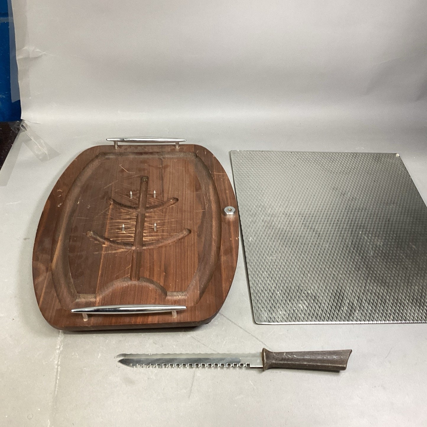 Large Wooden Carving Board, Double Edged Carving Knife & Counter Mat