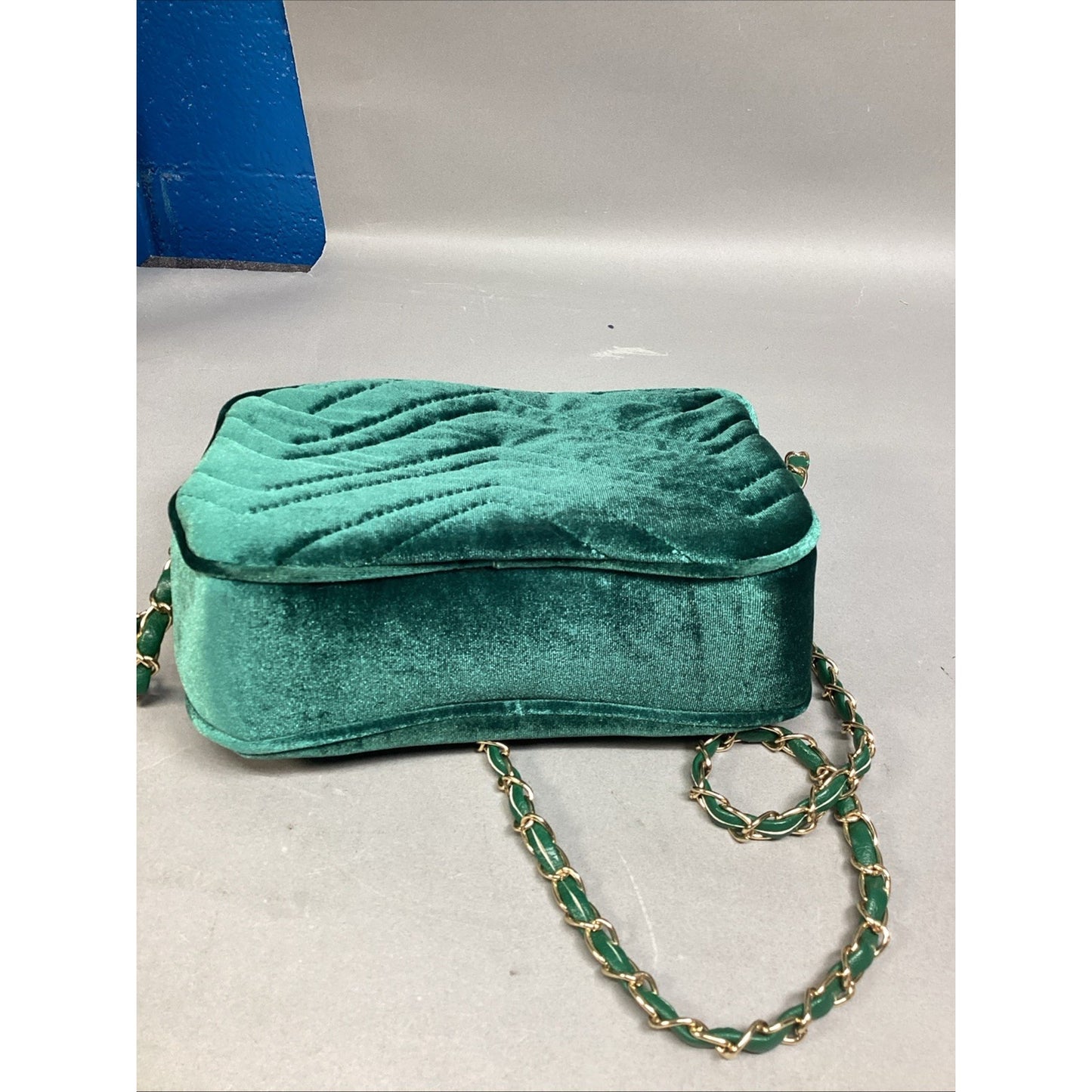 IMOSHION USA Green Velvet Crossbody Bag W/ Chain
