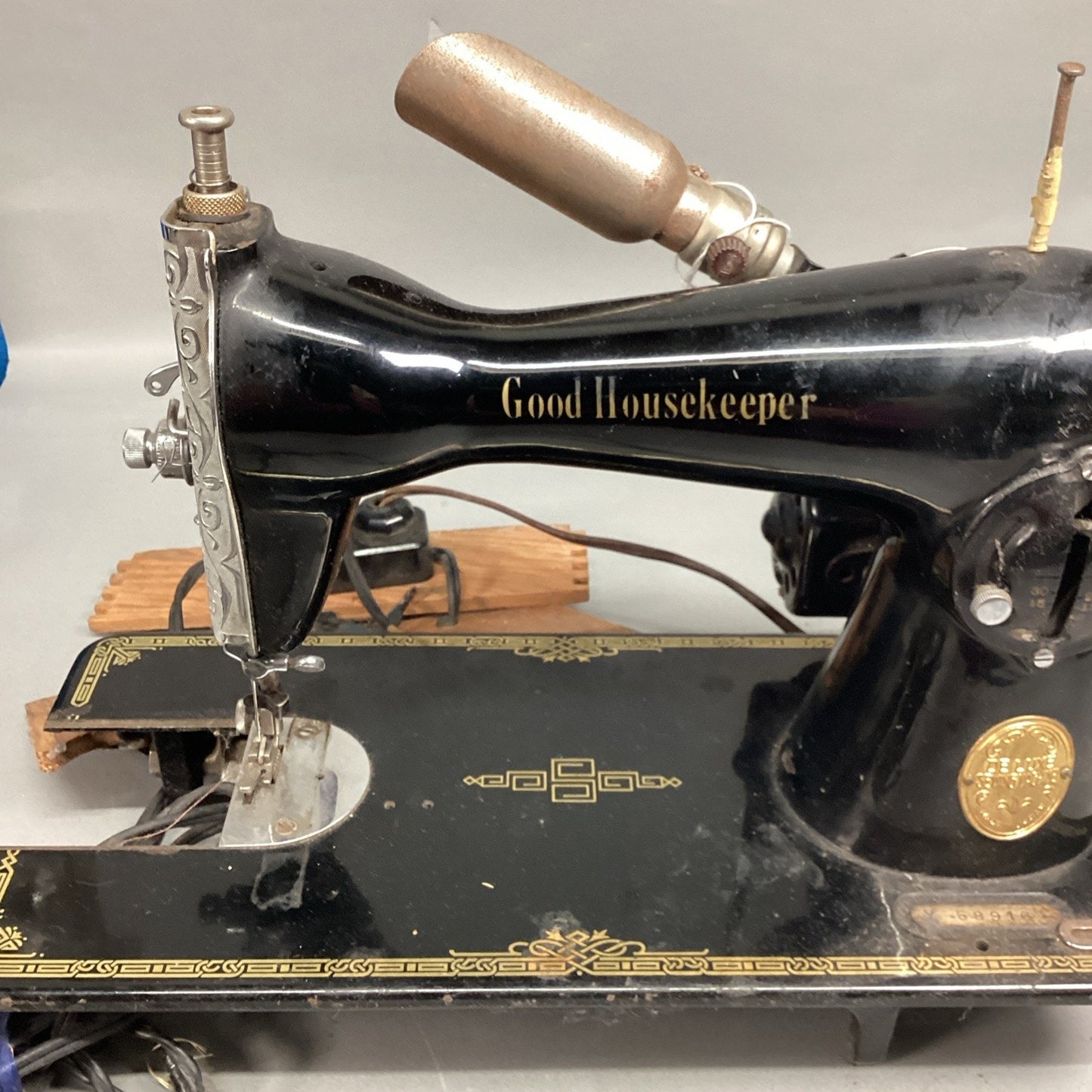 Vintage Good Housekeeper Deluxe Sewing Machine With Pedal And Lightbulb