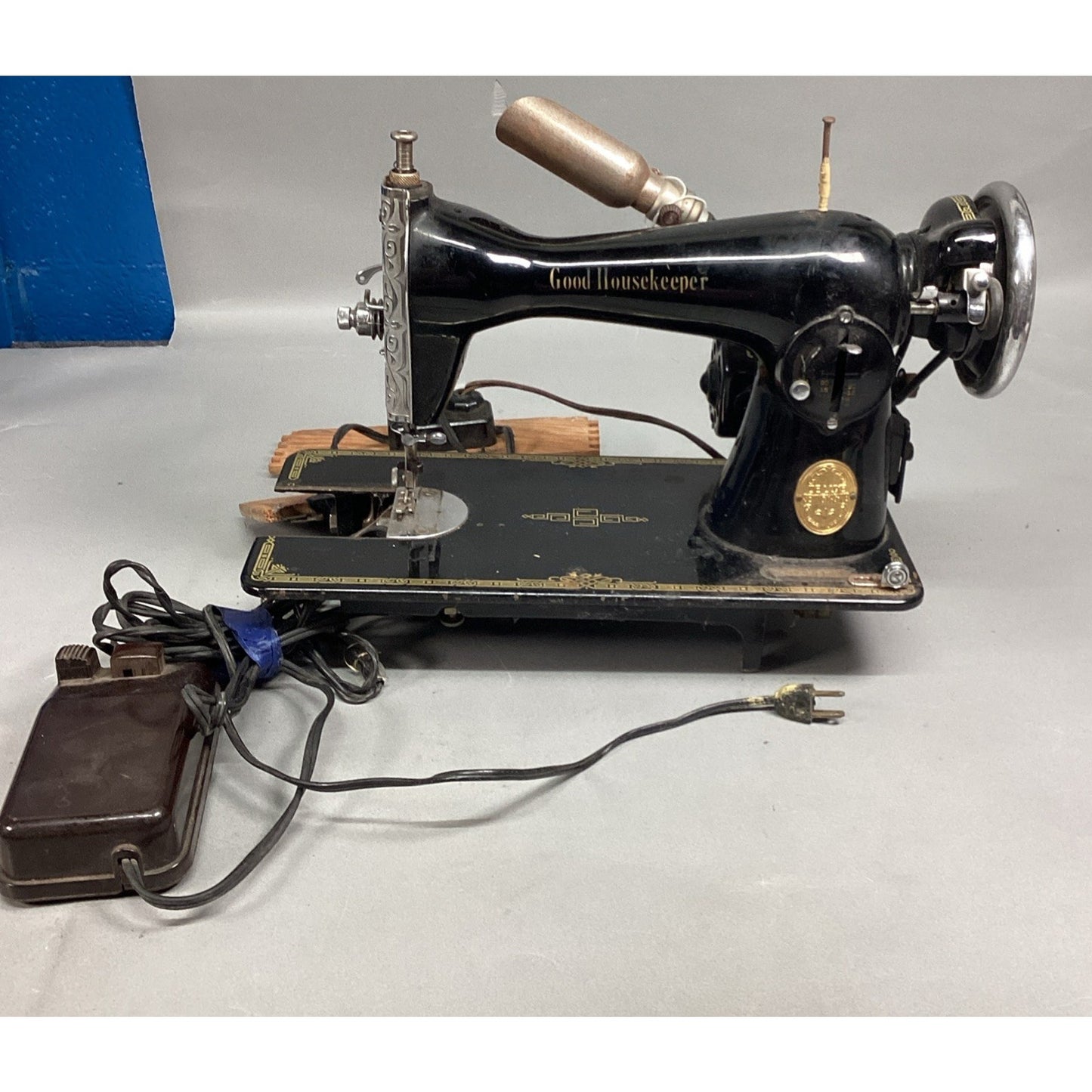 Vintage Good Housekeeper Deluxe Sewing Machine With Pedal And Lightbulb
