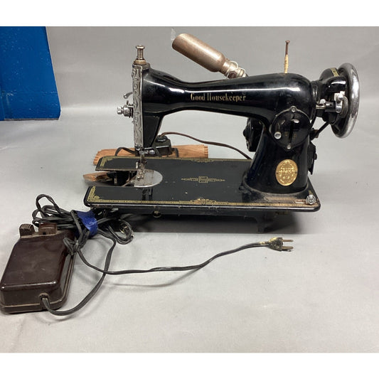 Vintage Good Housekeeper Deluxe Sewing Machine With Pedal And Lightbulb