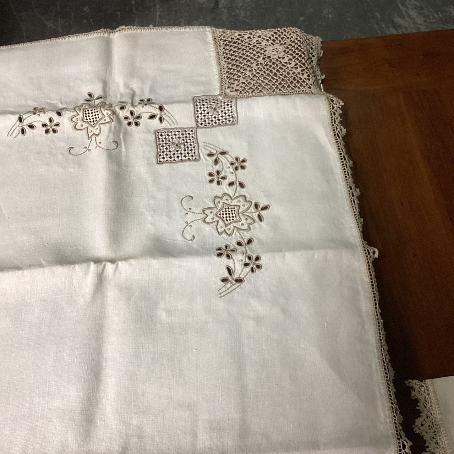 Vintage Floral Linen Tablecloth W/ 6 Linen Napkins - Embroidered Flowers Set