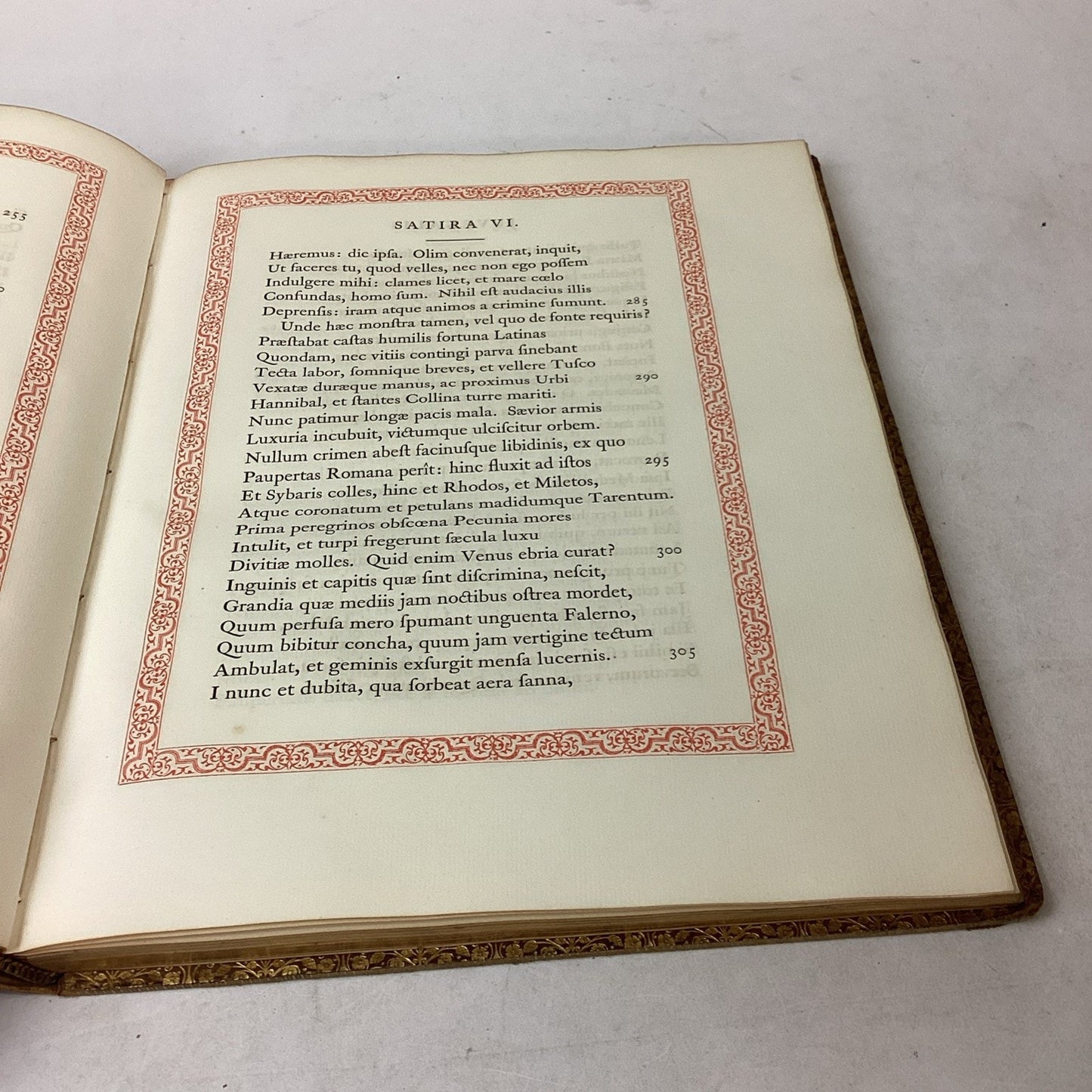 Antique Book - Juvenalis Et Persius Hardcover Book