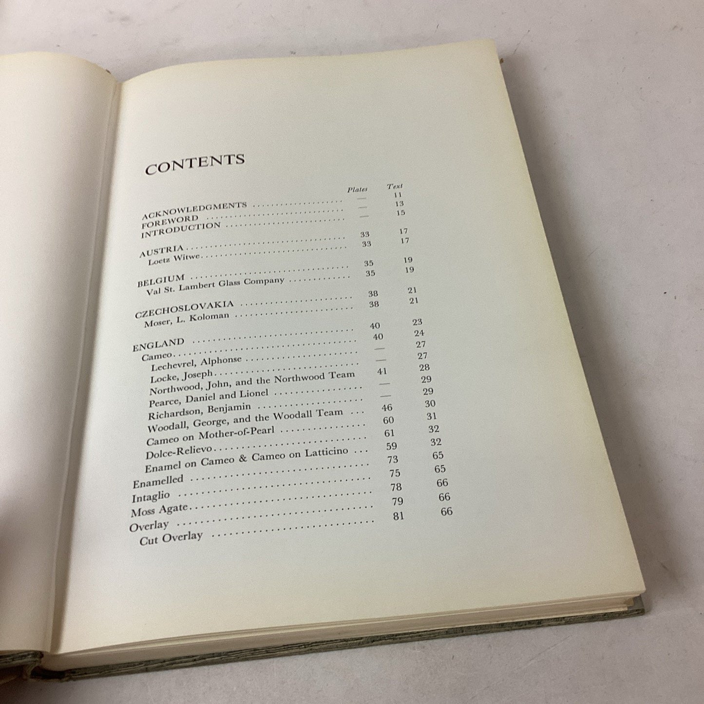 Art Glass Nouveau And Carved & Decorated European Art Glass Hardcover Books