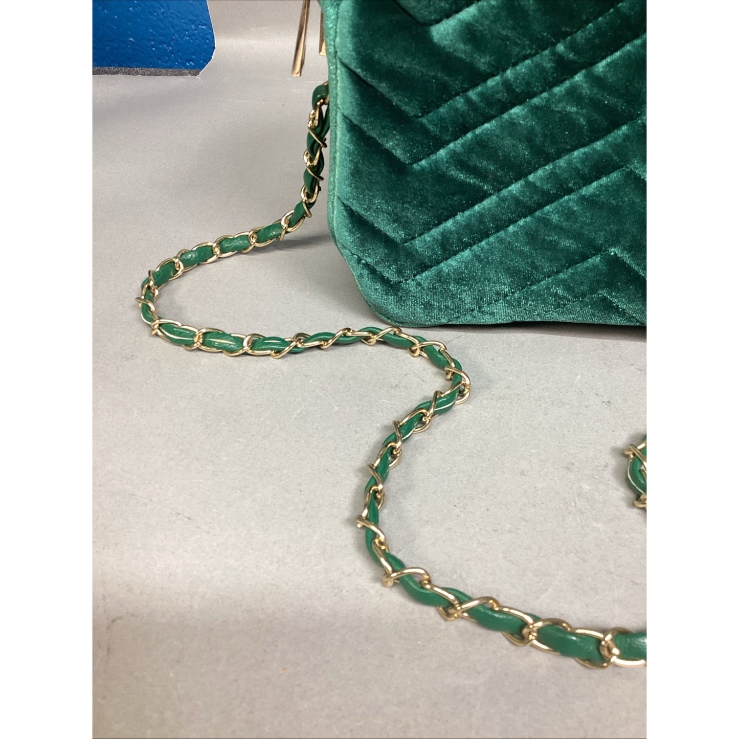 IMOSHION USA Green Velvet Crossbody Bag W/ Chain