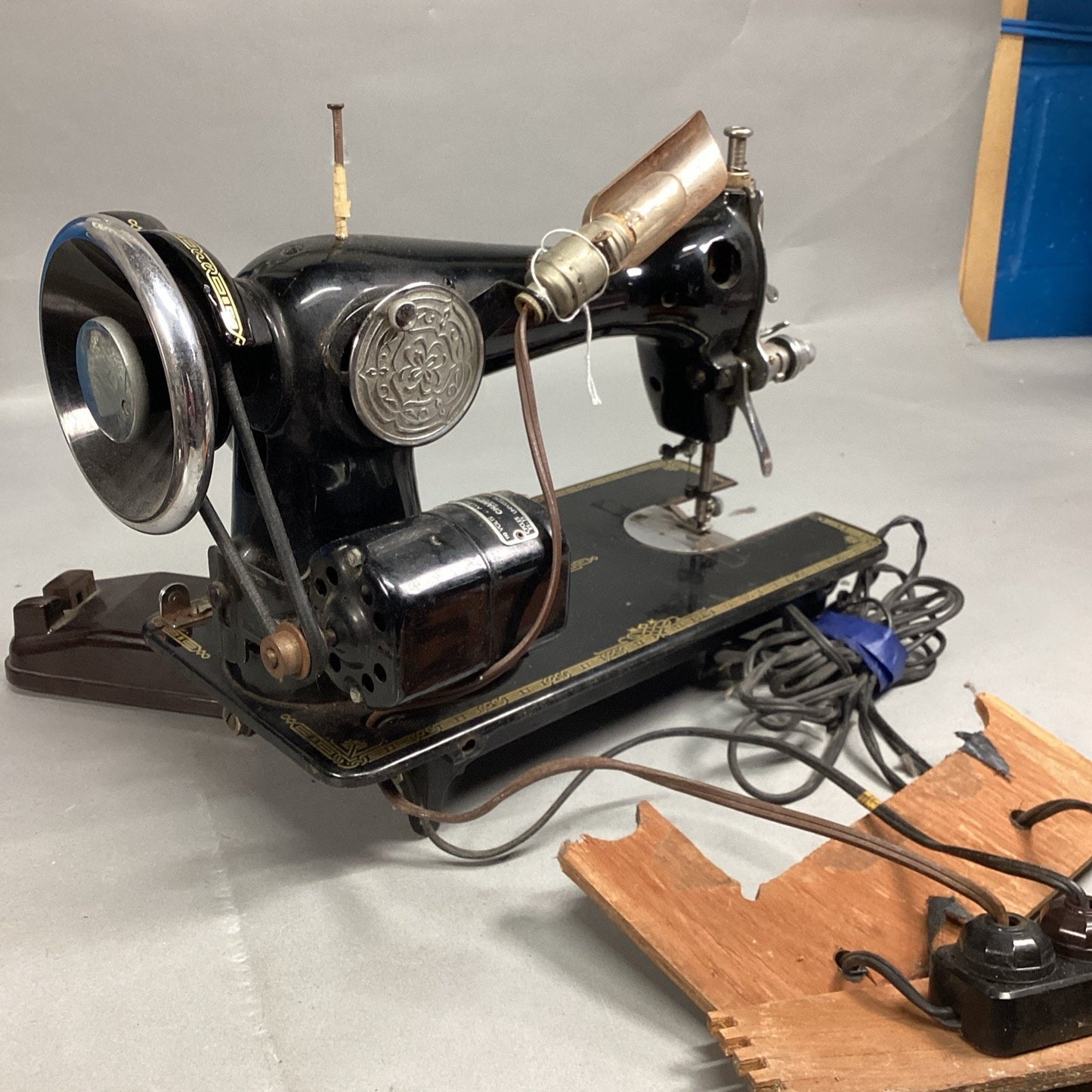 Vintage Good Housekeeper Deluxe Sewing Machine With Pedal And Lightbulb