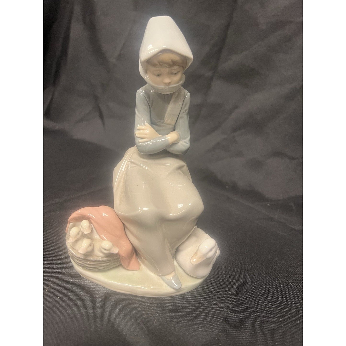 Lladró Porcelain Figurine Girl with Ducks Glossy Blue Gray White Pink Spain