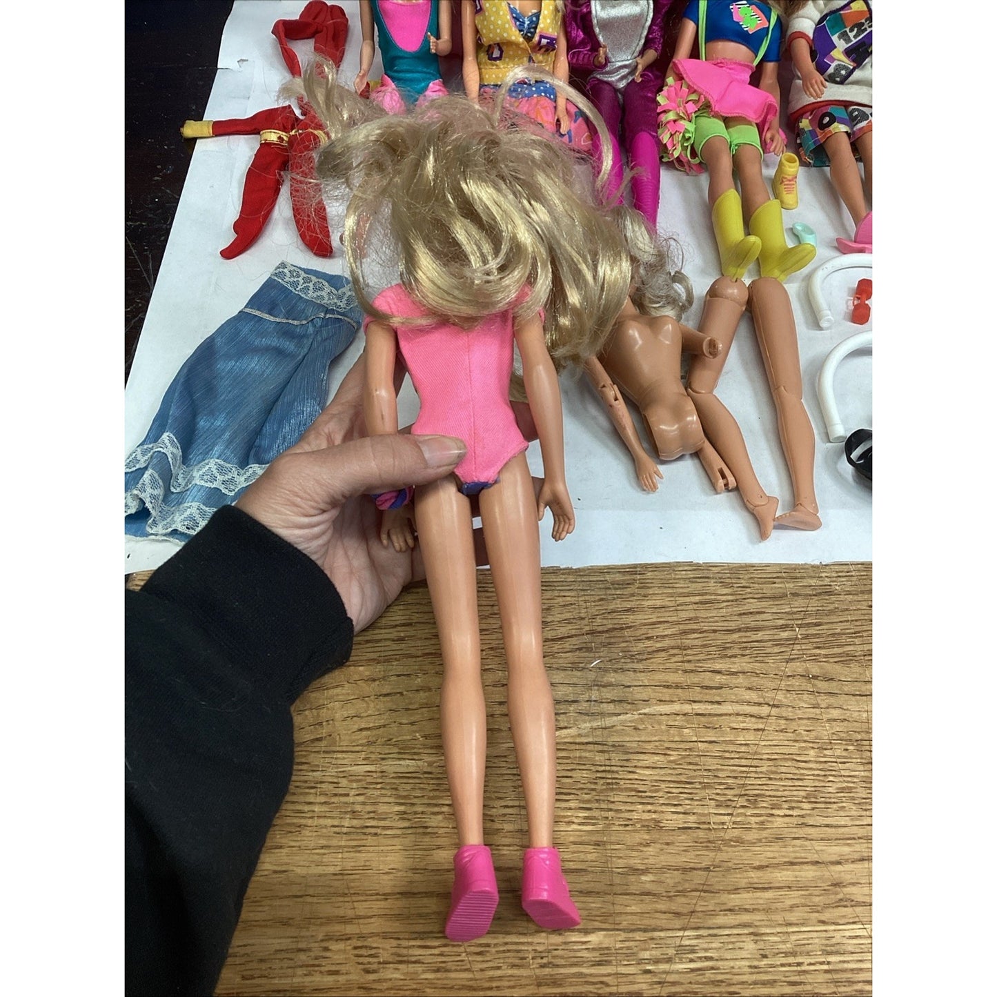 VTG 7 Barbie & Skipper Dolls W/ 39 Clothes & 11 Accessories + 1983 Pink Gear Box